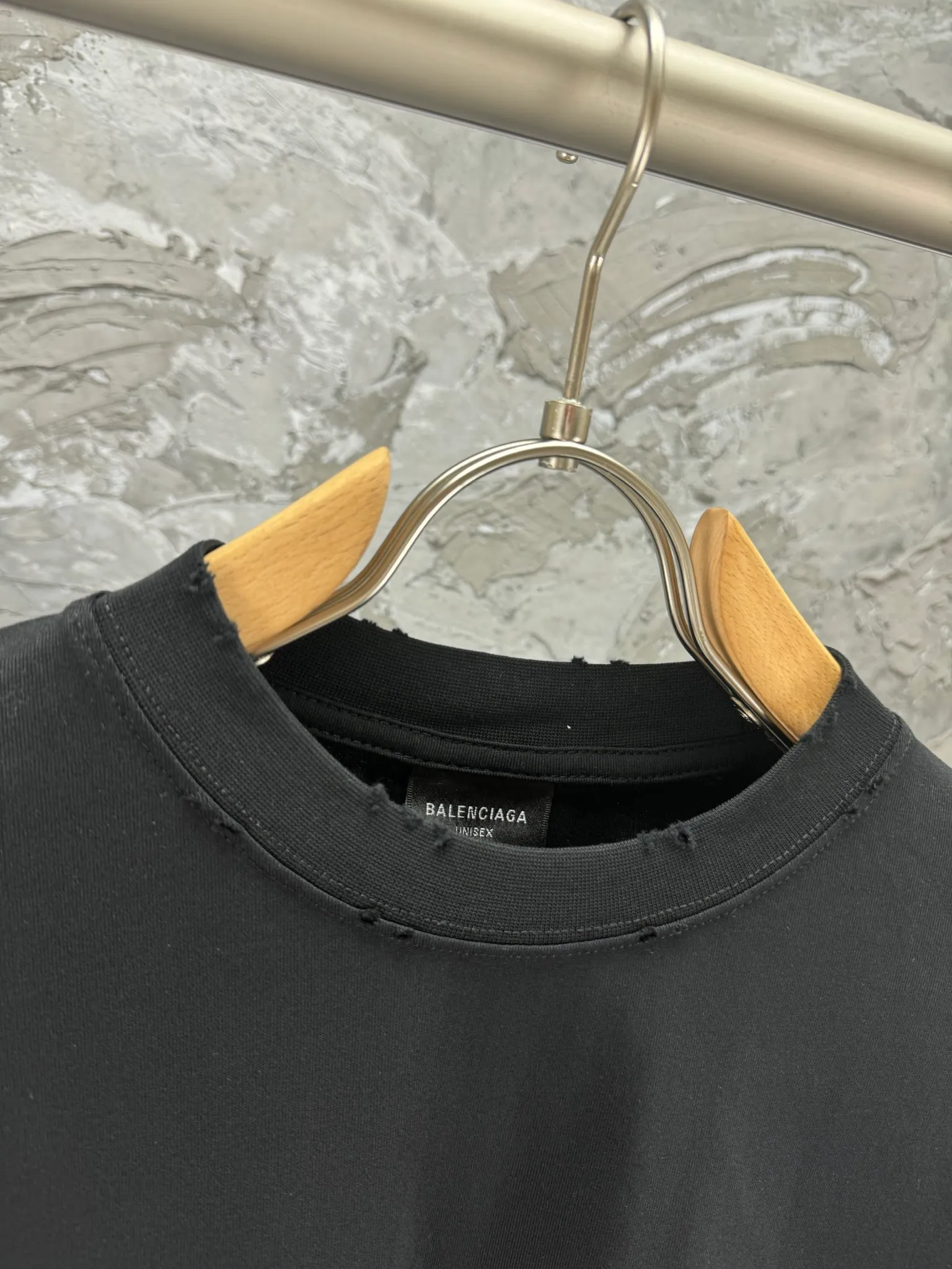 🅿️250 BALENCI*GA Paris blurred letter logo printed distressed long sleeves. The fabric is made of Paris custom-woven and dyed double-yarn pure cotton. The weight is 280g. The thread is custom-woven and dyed without color difference before and after. The printing uses environmentally friendly imported materials and printing dot direct injection technology. Two high-temperature setting washes. os dropped shoulders and loose version. Same style for men and women -Color: black, off-white -SIZE: XS S M L Style No. 8605#