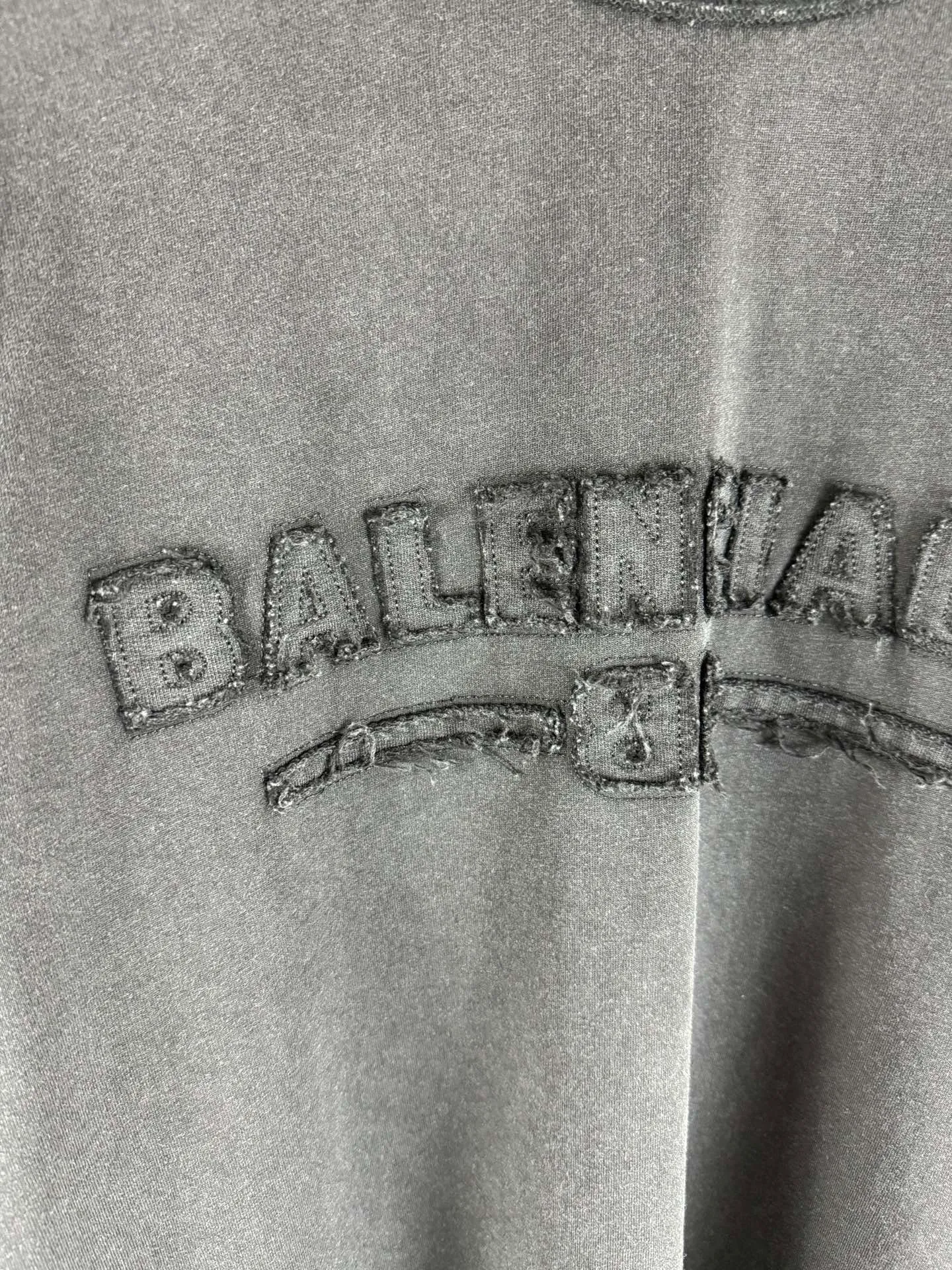 🅿️270 - BALENCI*GA 25 Paris chest patch embroidery long sleeves. The front letters are patch embroidered with imported Tajima embroidery machines. The letters are clear. Washed and worn. The master hand-positioned and frayed. The effect is three-dimensional. Exclusively pattern-woven and dyed 280g fabric. Threads are dyed in the same cylinder with zero color difference. The version adopts OS loose shoulder-drop version. Welcome to compare. Same style for men and women -Color: washed black -SIZE: Xs S M L style number 8636