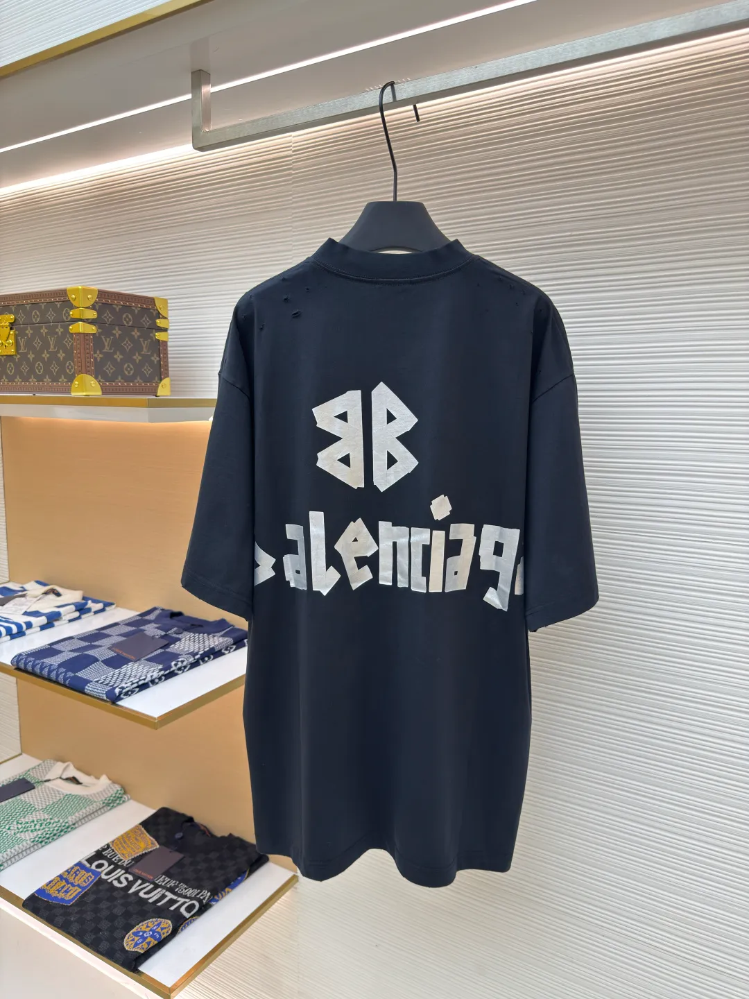 Balenciaga Masking Tape Short Sleeves ●Authentic product: Purchased and developed by 4479 ●Item No.: 1680270-A35 ●Fabric: Ribbed process ●Technology: Washed and brushed ●Version: Fitted version ●Weight: about 370 grams ●Size: 1-2-3-4 ●Description: The sleeves and hem are worn with a frayed effect. The lining is clean, no ends, no excess edges, the shoulders are frayed, and the stitching is straight. Three-needle and five-thread craftsmanship. The shoulders are lined with taping. The fabric is made of distressed washed and brushed technology. The collar is designed with frayed holes. The ribbed fabric is custom-woven and dyed. The color is consistent and there is no color difference. Masking tape letters are used on the chest. The overall process of heavy craftsmanship. The washed fabric is comfortable and soft. The effect is worn and washed. The letters on the back are manually counter-positioned and shaped with a hot plate for glue printing. The overall wiring is straight and delicate, the fabric is comfortable and soft, and the color is consistent without color difference. It can be matched with the same style to create a fashionable look and control various occasions. Customized accessories, complete with three standards, same style for men and women!