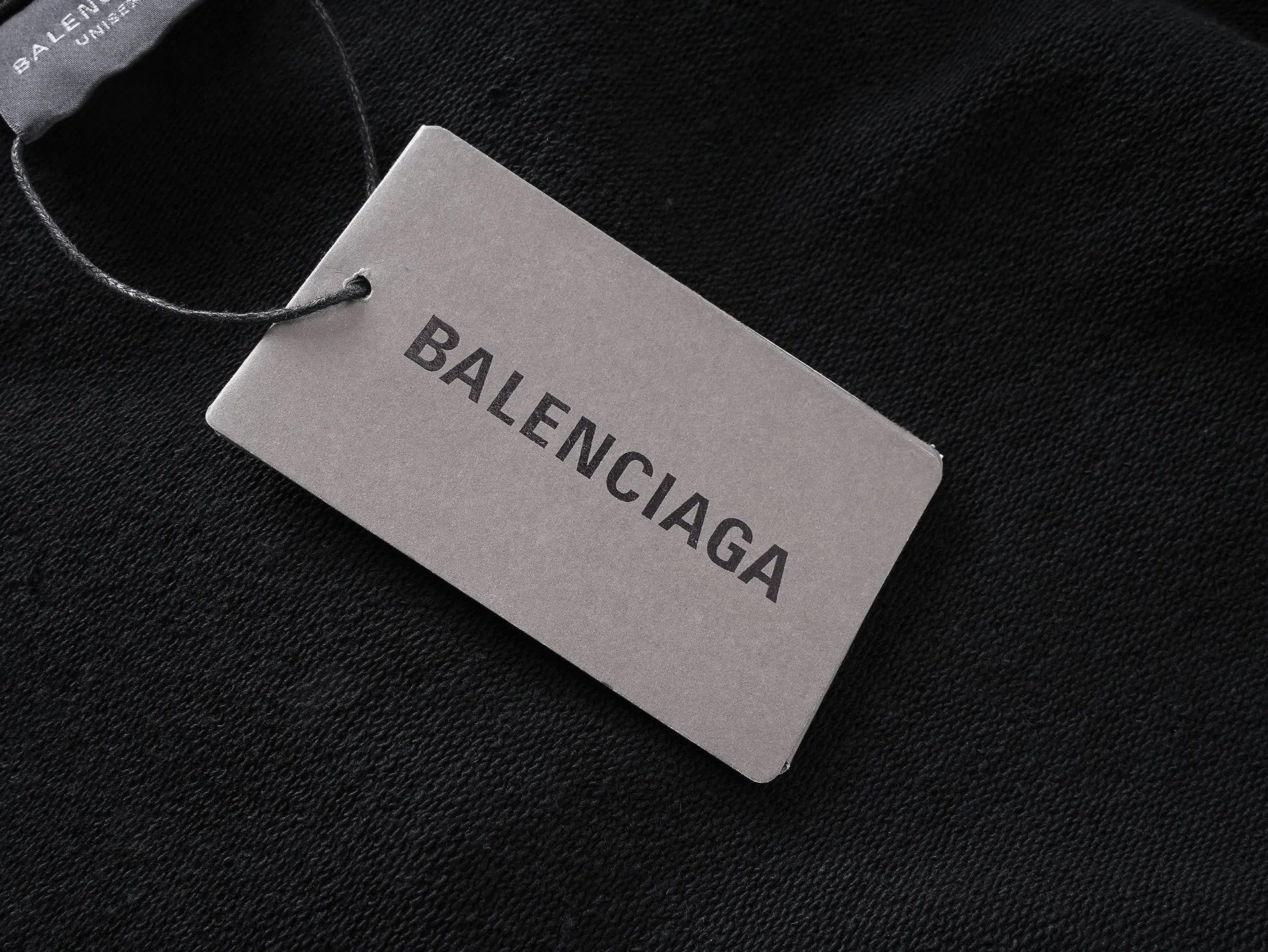 🅿️300 real photos [Top version. Official website quality] BALENCI*GA/Paris. SS25 latest autumn and winter style, Paris new LOGO printed hooded sweatshirt. Brick cabinets are synchronized. Genuine products are developed at the first time. Welcome to compare! The fabric is made of Paris ZP custom-woven and dyed cotton sweatshirt. Weighing 460 grams, the cloth surface is clean. The cloth pattern is clear, soft and comfortable. The threads are dyed with no color difference. The printing uses environmentally friendly imported rubber paddles. The letters are clear and the effect is three-dimensional. The version adopts OS loose shoulder design. Same style for men and women. Code: BL259926 Color: Black Size: XS S M L