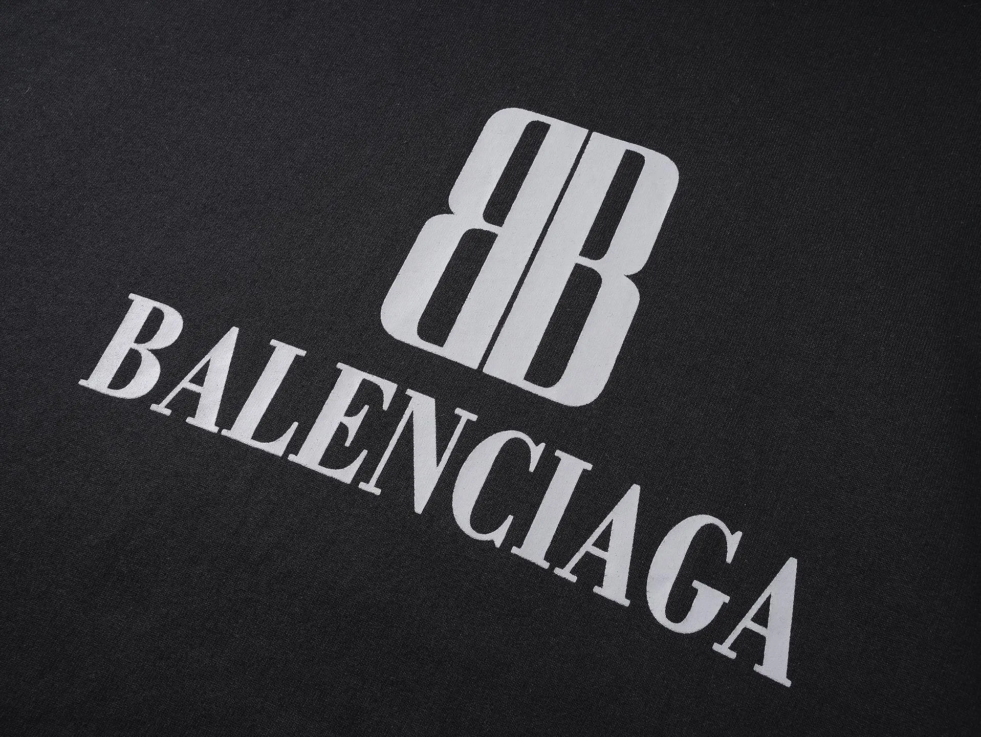 🅿️300 real photos [Top version. Official website quality] BALENCI*GA/Paris. SS25 latest autumn and winter style, Paris new LOGO printed hooded sweatshirt. Brick cabinets are synchronized. Genuine products are developed at the first time. Welcome to compare! The fabric is made of Paris ZP custom-woven and dyed cotton sweatshirt. Weighing 460 grams, the cloth surface is clean. The cloth pattern is clear, soft and comfortable. The threads are dyed with no color difference. The printing uses environmentally friendly imported rubber paddles. The letters are clear and the effect is three-dimensional. The version adopts OS loose shoulder design. Same style for men and women. Code: BL259926 Color: Black Size: XS S M L