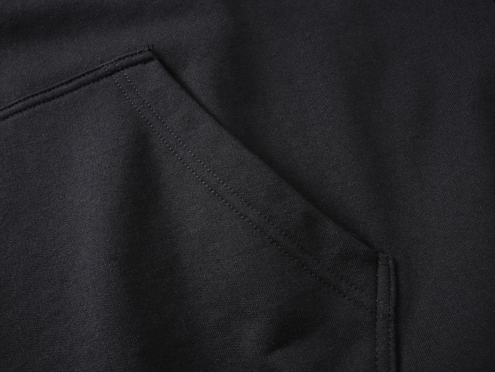 🅿️300 real photos [Top version. Official website quality] BALENCI*GA/Paris. SS25 latest autumn and winter style, Paris new LOGO printed hooded sweatshirt. Brick cabinets are synchronized. Genuine products are developed at the first time. Welcome to compare! The fabric is made of Paris ZP custom-woven and dyed cotton sweatshirt. Weighing 460 grams, the cloth surface is clean. The cloth pattern is clear, soft and comfortable. The threads are dyed with no color difference. The printing uses environmentally friendly imported rubber paddles. The letters are clear and the effect is three-dimensional. The version adopts OS loose shoulder design. Same style for men and women. Code: BL259926 Color: Black Size: XS S M L