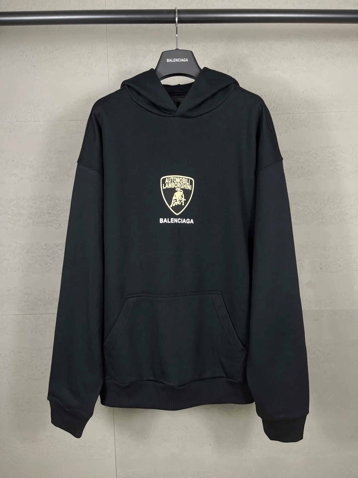 🅿️310 Real photos [Top version. Official website quality] BALENCI*GA/Paris co-branded Lamborghini Lamborghini front pattern LOGO printed hooded sweatshirt SS25 latest model. Research and development at the first time, different market currencies. Comparisons welcome. The fabric is made of Paris ZP custom-woven and dyed cotton sweatshirt. Weighing 460 grams, the cloth surface is clean. The cloth pattern is clear, soft and comfortable. The threads are dyed with no color difference. The printing uses imported environmentally friendly glue printing. The pattern letters are clear, three-dimensional and without burrs. Jubie market produces pictures based on pictures. Welcome to compare. The version adopts OS loose shoulder design. Same style for men and women. Code: BL259930 Color: Black Size: XS S M L