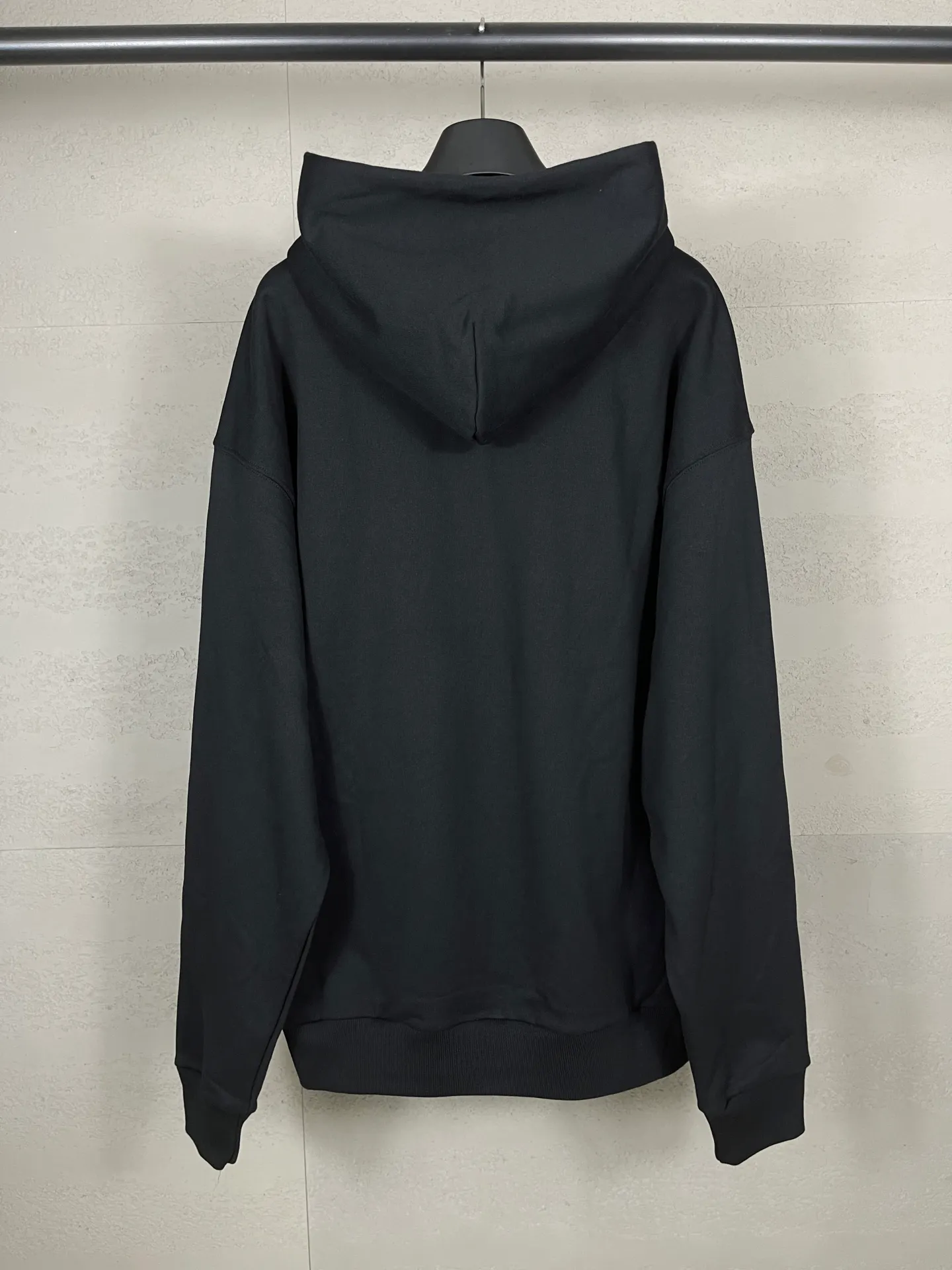 🅿️310 Real photos [Top version. Official website quality] BALENCI*GA/Paris co-branded Lamborghini Lamborghini front pattern LOGO printed hooded sweatshirt SS25 latest model. Research and development at the first time, different market currencies. Comparisons welcome. The fabric is made of Paris ZP custom-woven and dyed cotton sweatshirt. Weighing 460 grams, the cloth surface is clean. The cloth pattern is clear, soft and comfortable. The threads are dyed with no color difference. The printing uses imported environmentally friendly glue printing. The pattern letters are clear, three-dimensional and without burrs. Jubie market produces pictures based on pictures. Welcome to compare. The version adopts OS loose shoulder design. Same style for men and women. Code: BL259930 Color: Black Size: XS S M L