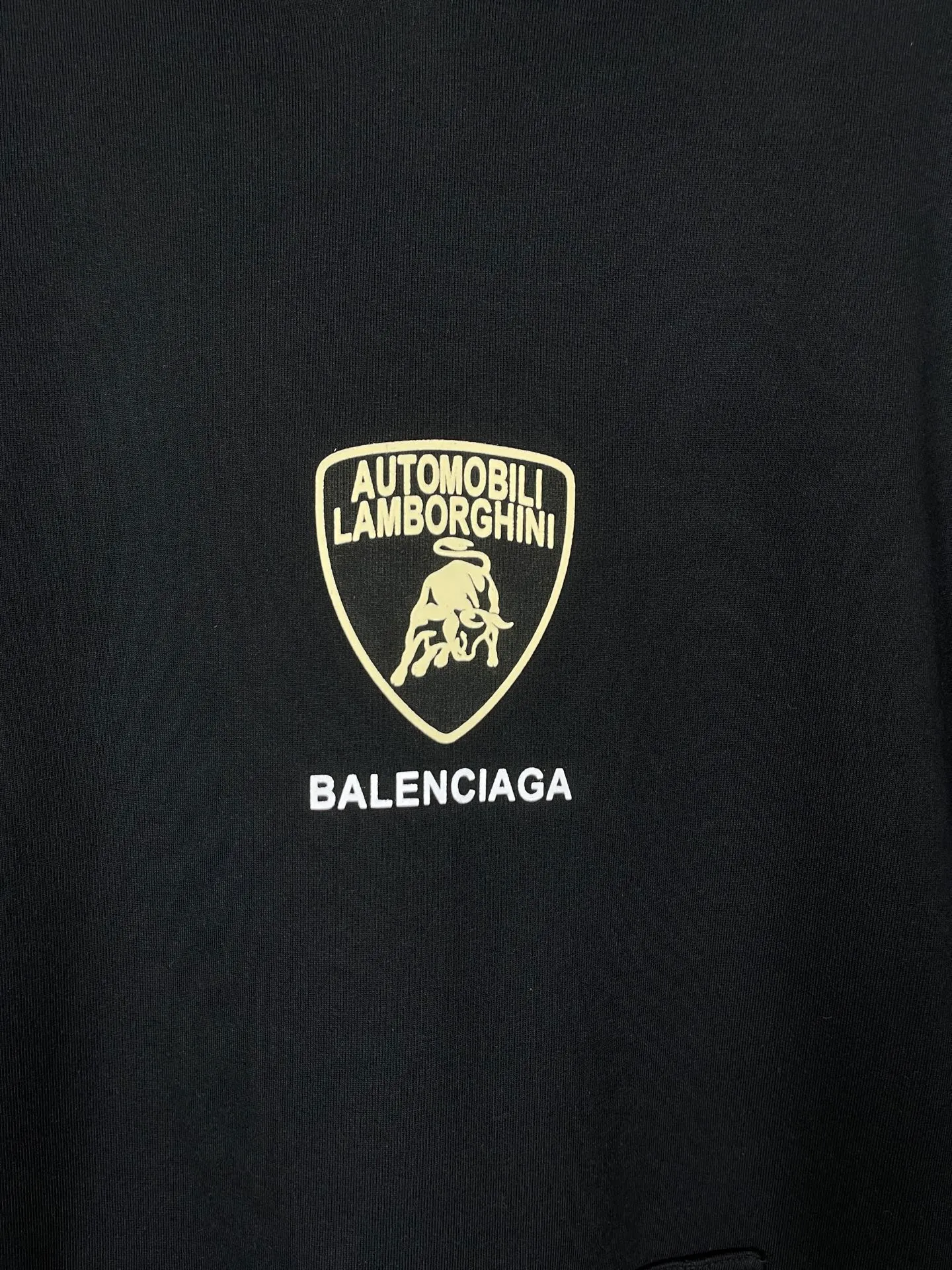 🅿️310 Real photos [Top version. Official website quality] BALENCI*GA/Paris co-branded Lamborghini Lamborghini front pattern LOGO printed hooded sweatshirt SS25 latest model. Research and development at the first time, different market currencies. Comparisons welcome. The fabric is made of Paris ZP custom-woven and dyed cotton sweatshirt. Weighing 460 grams, the cloth surface is clean. The cloth pattern is clear, soft and comfortable. The threads are dyed with no color difference. The printing uses imported environmentally friendly glue printing. The pattern letters are clear, three-dimensional and without burrs. Jubie market produces pictures based on pictures. Welcome to compare. The version adopts OS loose shoulder design. Same style for men and women. Code: BL259930 Color: Black Size: XS S M L