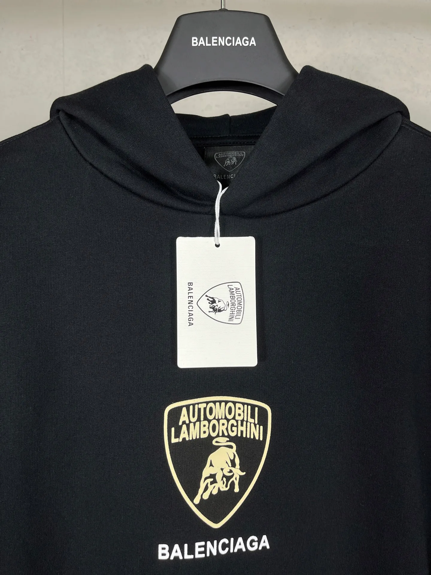 🅿️310 Real photos [Top version. Official website quality] BALENCI*GA/Paris co-branded Lamborghini Lamborghini front pattern LOGO printed hooded sweatshirt SS25 latest model. Research and development at the first time, different market currencies. Comparisons welcome. The fabric is made of Paris ZP custom-woven and dyed cotton sweatshirt. Weighing 460 grams, the cloth surface is clean. The cloth pattern is clear, soft and comfortable. The threads are dyed with no color difference. The printing uses imported environmentally friendly glue printing. The pattern letters are clear, three-dimensional and without burrs. Jubie market produces pictures based on pictures. Welcome to compare. The version adopts OS loose shoulder design. Same style for men and women. Code: BL259930 Color: Black Size: XS S M L