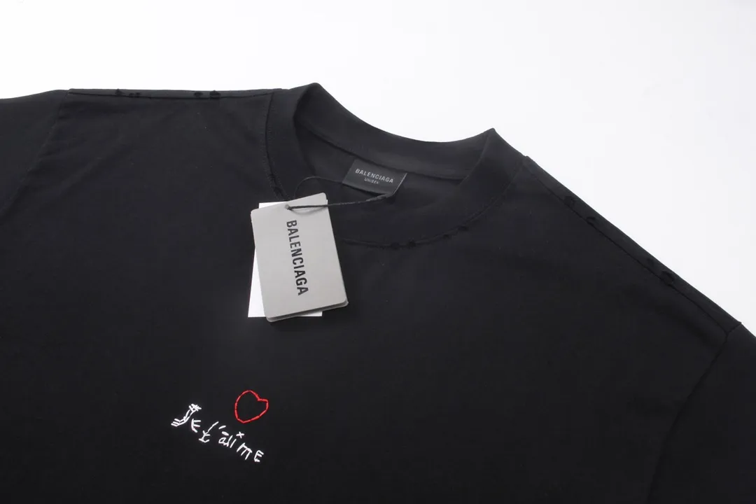🅿️170 Detail Picture [Top version. Official website quality] BALENCI*GA/Paris BALENCI*GA#Valentine's Day. The latest model limited to Chinese Valentine's Day, love embroidered washed and distressed short-sleeved T-shirt brick cabinet synchronization. The fabric is made of Paris ZP custom-woven and dyed cotton double yarn. The weight is 260 grams. The cloth surface is clean. The cloth pattern is clear. Soft and comfortable. Good color fastness. Not easy to change color. The threads are woven and dyed with no color difference. The front and back embroidery is embroidered with an embroidery machine imported from Tajima. The effect is three-dimensional and the garment is distressed. The version adopts OS loose shoulder design. Same style for men and women. Code: BL233306 Color: black. White, red Size: XS to L