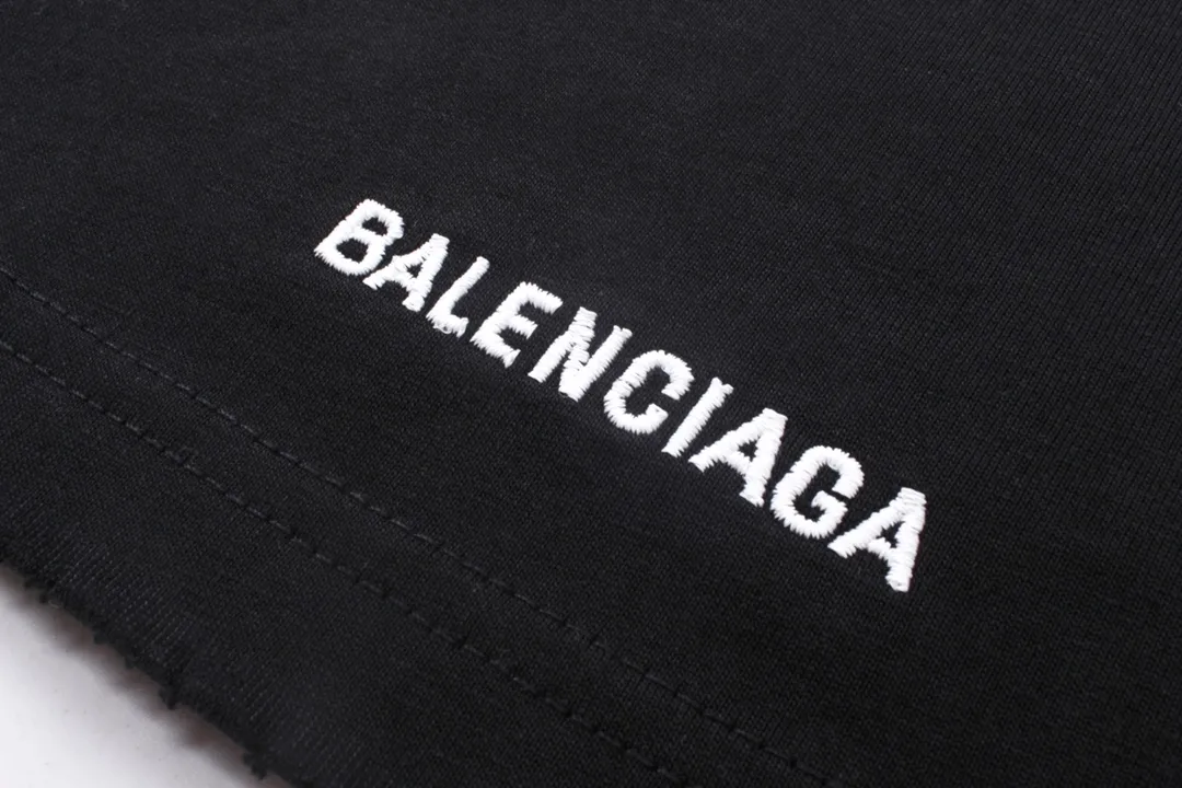 🅿️170 Detail Picture [Top version. Official website quality] BALENCI*GA/Paris BALENCI*GA#Valentine's Day. The latest model limited to Chinese Valentine's Day, love embroidered washed and distressed short-sleeved T-shirt brick cabinet synchronization. The fabric is made of Paris ZP custom-woven and dyed cotton double yarn. The weight is 260 grams. The cloth surface is clean. The cloth pattern is clear. Soft and comfortable. Good color fastness. Not easy to change color. The threads are woven and dyed with no color difference. The front and back embroidery is embroidered with an embroidery machine imported from Tajima. The effect is three-dimensional and the garment is distressed. The version adopts OS loose shoulder design. Same style for men and women. Code: BL233306 Color: black. White, red Size: XS to L