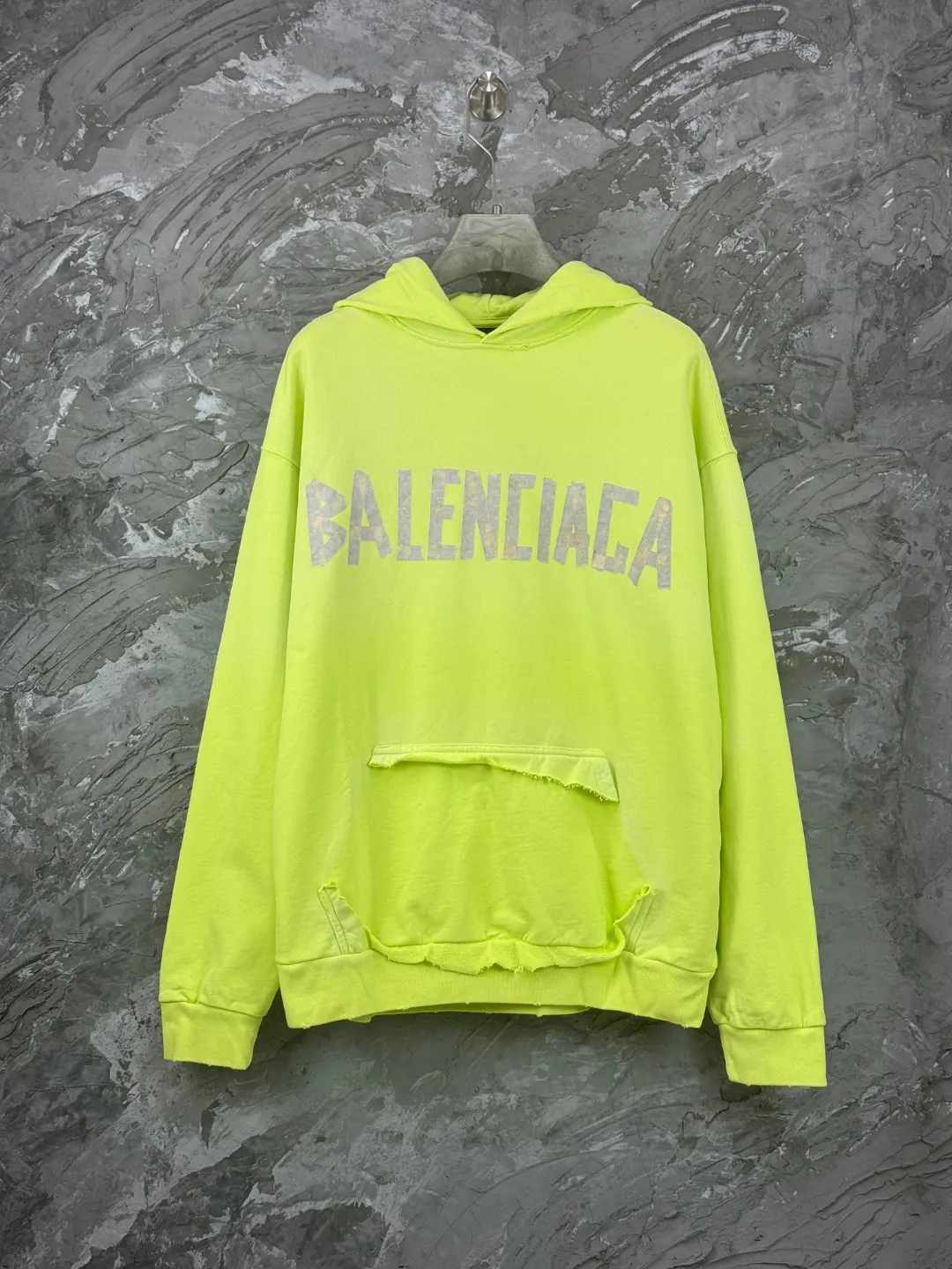 🅿️490 - BALENCI*GA 24ss Paris hot-selling tape hooded sweatshirt. The front and back panels are printed with tape direct printing. Many hand-made grinding. The ready-made garments are washed and worn. The cloth surface is clean. The cloth pattern is clear, super heavy work. Soft and comfortable. Exclusively pattern-woven and dyed 450g fabric. Threads are dyed in the same vat with zero color difference. Different from the market currency. The version adopts os loose shoulder version. Welcome to compare, same style for men and women. -Color: Iron gray blue, Paris blue, washed black, burgundy, fluorescent yellow, green, khaki -SIZE: XS S M L style number 8912#