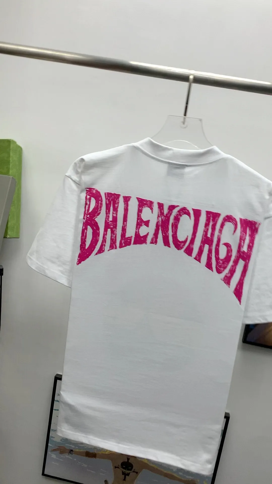 Real shot video on the back - Top tested version 𝐁A𝐋EN𝐂IA𝐆A/Balenciaga Sunset Eiffel Tower T-shirt Fabric: Double yarn 32 counts 240g - Counter synchronization #The highest version on the market The original development of custom-woven fabrics is washed and treated with full thickness The texture is different from market products Highly restored #Original mold opening Use imported elliptical machine printing Each print is neatly aligned without burrs The front and rear panels are hand-printed Precision mesh production screen, imported environmentally friendly slurry scraper, letters clearly restored, letter spacing, size consistent with the original version, highly restored 24ss, best-selling model on the market, same style for men and women size: xs s m l color: white black P: 290
