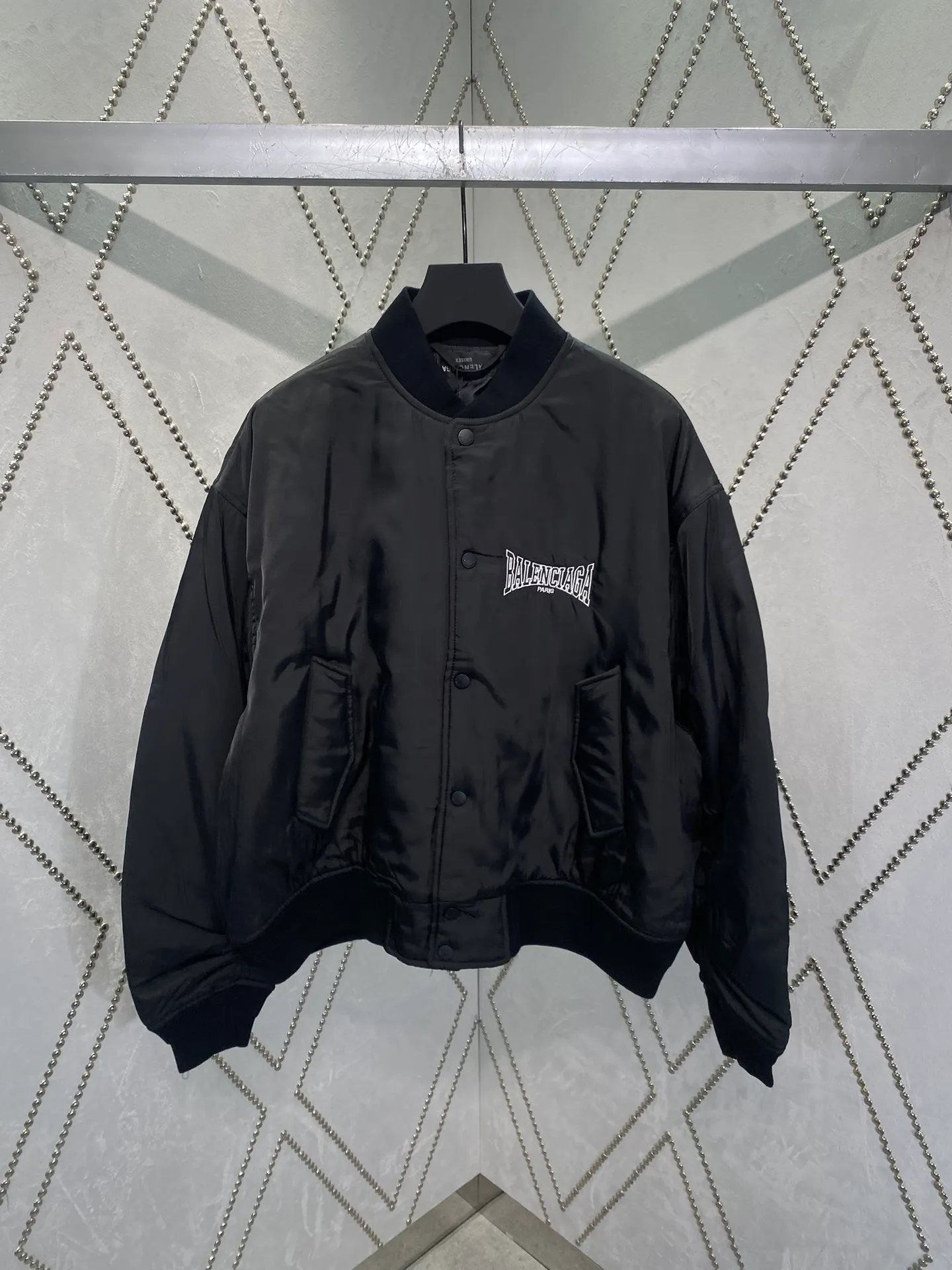 🅿️580 Paris 24ss new black nylon jacket, designed with 2 snap-button flap pockets on the front, ribbed trim, and embroidered Balenciaga boxing artwork on the chest and back! Same style for men and women! Size: XXS.XS.S.M.