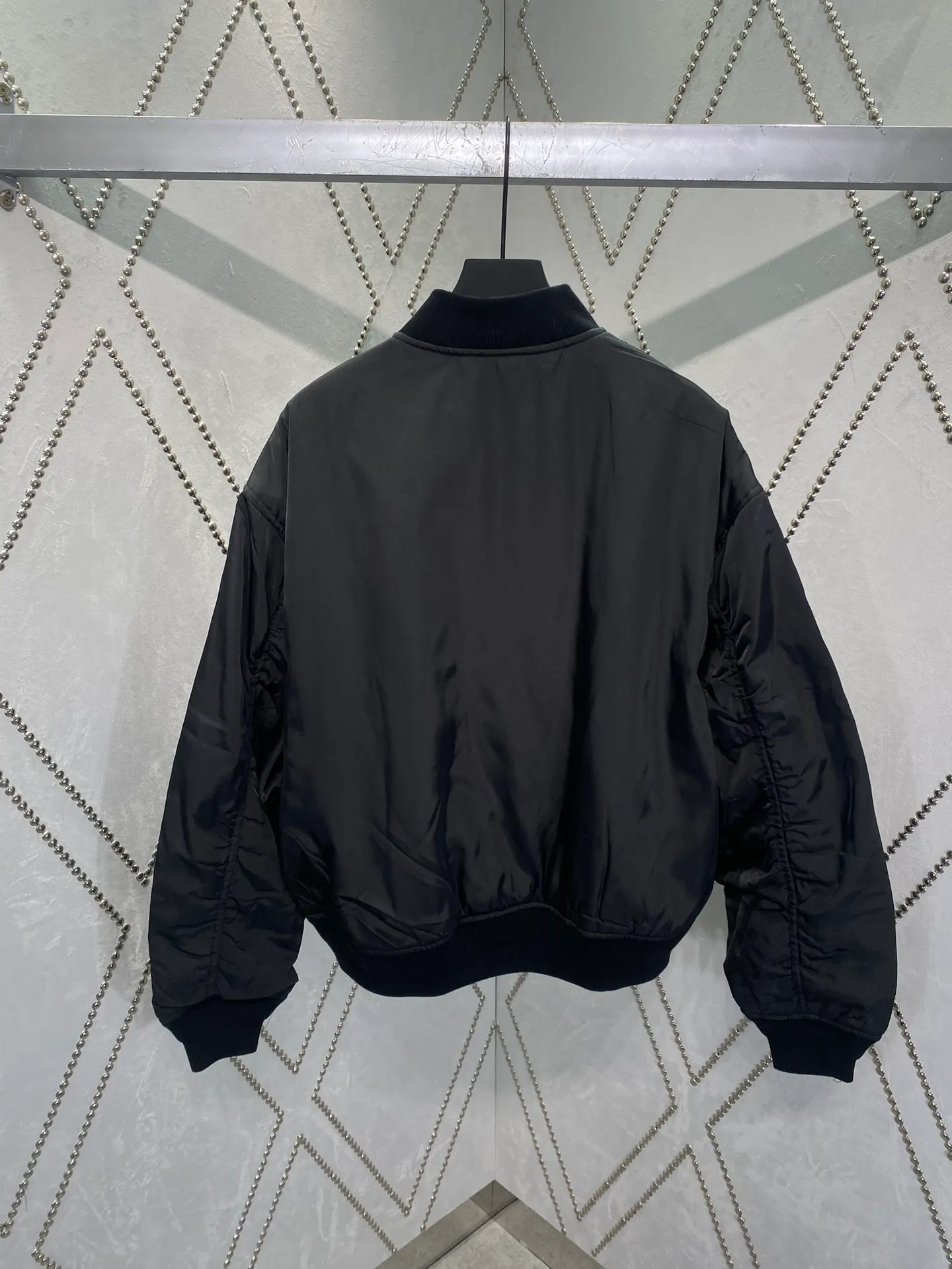 🅿️580 Paris 24ss new black nylon jacket, designed with 2 snap-button flap pockets on the front, ribbed trim, and embroidered Balenciaga boxing artwork on the chest and back! Same style for men and women! Size: XXS.XS.S.M.