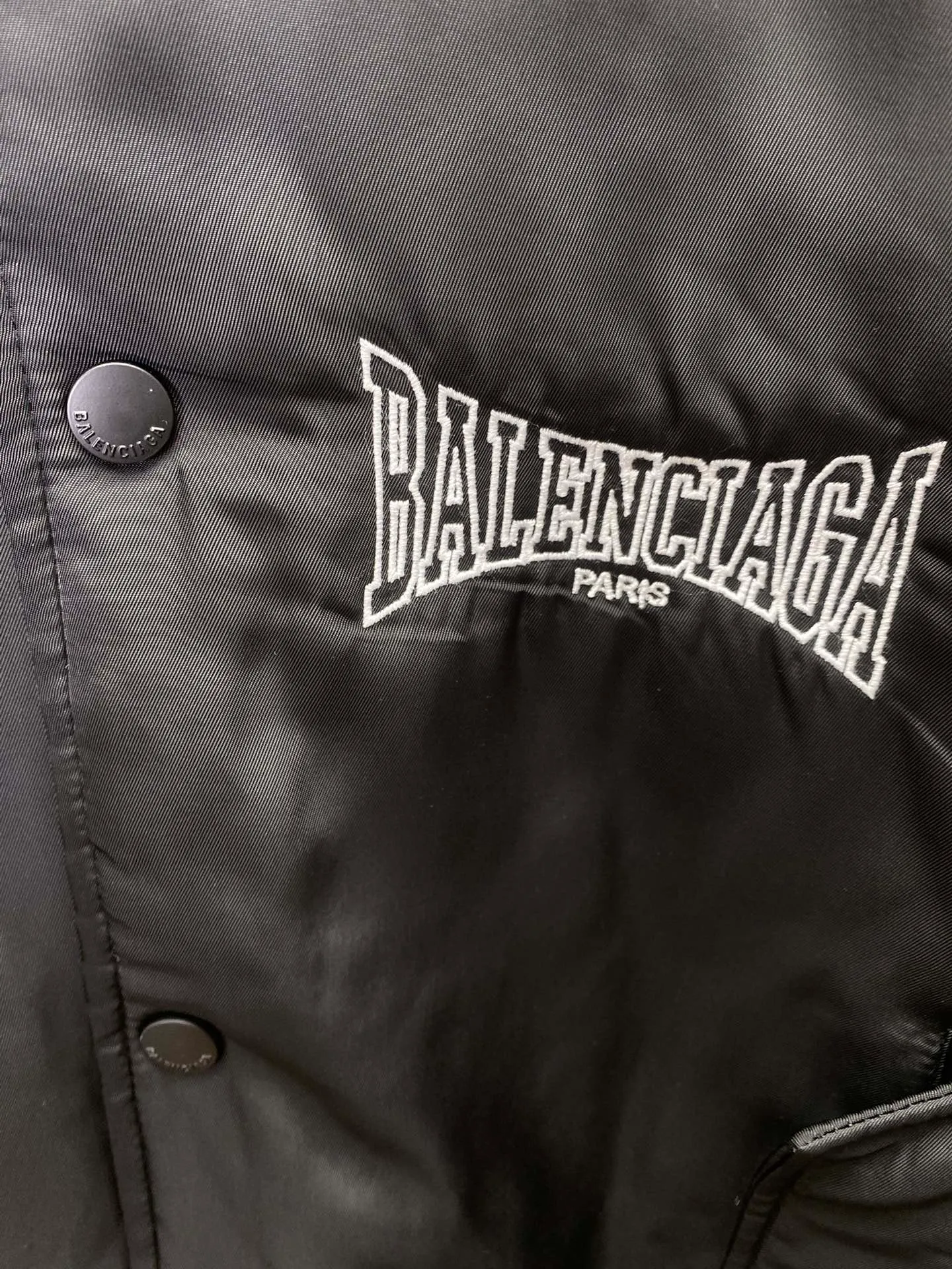 🅿️580 Paris 24ss new black nylon jacket, designed with 2 snap-button flap pockets on the front, ribbed trim, and embroidered Balenciaga boxing artwork on the chest and back! Same style for men and women! Size: XXS.XS.S.M.