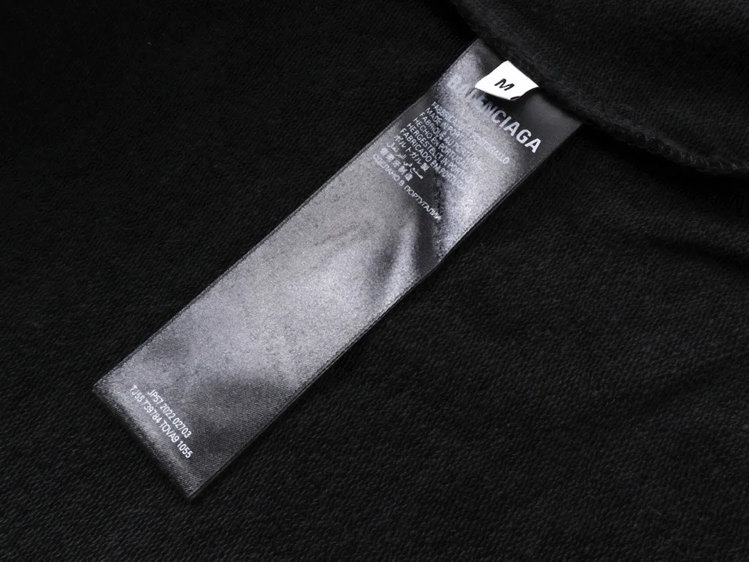 🅿️340 real photos [Top version. Official website quality] BALENCI*GA/Paris. 2024 latest front 3B mud hand-painted washed and distressed hooded sweatshirt. Brick cabinet synchronization. ⚠️Difference market currency. YB development. Worn. Hand-painted consistent with ZP. The fabric is made of Paris ZP custom-woven and dyed cotton terry sweatshirt. The weight is 460 grams, the cloth surface is clean. The cloth pattern is clear, soft and comfortable. The threads are dyed with no color difference. Ready-made garments are hand-painted, spray-painted, worn, distressed, and extra heavy-duty. Comparisons welcome. The version adopts OS loose shoulder design. Same style for men and women. Code: BL238913 Color: black blue Size: XS. S. M. L