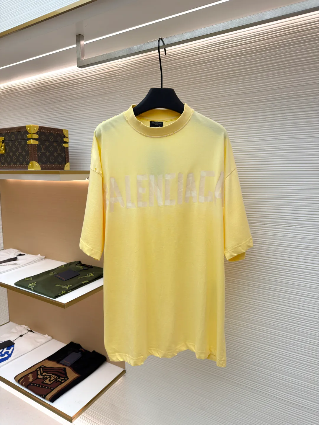 Balenciaga Masking Tape Short Sleeves ●Authentic product: Purchased and developed by 7209 ●Item No.: 1680955-A35 ●Fabric: Ribbed process ●Technology: Washed and brushed ●Version: Fitted version ●Weight: about 270 grams ●Size: 1-2-3-4 ●Description: The sleeves and hem are worn with a frayed effect. The inner lining is clean, no ends, no excess edges, the shoulders are frayed, and the stitching is straight. Three-needle and five-thread craftsmanship. The shoulders are lined with taping. The fabric is made of distressed washed and brushed technology. The collar is designed with frayed holes. The ribbed fabric is custom-woven and dyed. The color is consistent and there is no color difference. Masking tape letters are used on the chest. The overall process of heavy craftsmanship. The washed fabric is comfortable and soft. The effect is worn and washed. The letters on the back are manually counter-positioned and shaped with a hot plate for glue printing. The overall wiring is straight and delicate, the fabric is comfortable and soft, and the color is consistent without color difference. It can be matched with the same style to create a fashionable look and control various occasions. Customized accessories, complete with three standards, same style for men and women!