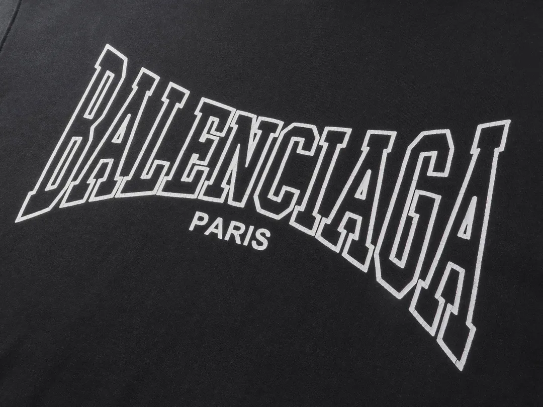 🅿️320 real photos [Top version. Official website quality] BALENCI*GA/Paris. SS25 latest model, classic LOGO art crack print short-sleeved hooded sweatshirt. Brick cabinet synchronization. Genuine product developed in the first time, happy to print and compare! The fabric is made of Paris ZP custom-woven and dyed cotton sweatshirt. Weighing 460 grams, the cloth surface is clean. The cloth pattern is clear, soft and comfortable. The threads are dyed with no color difference. The printing uses environmentally friendly imported crack printing materials. The letters are clear and the effect is three-dimensional. The version adopts OS loose shoulder design. Same style for men and women. Code: BL238956 Color: black, floral gray Size: XS S M L