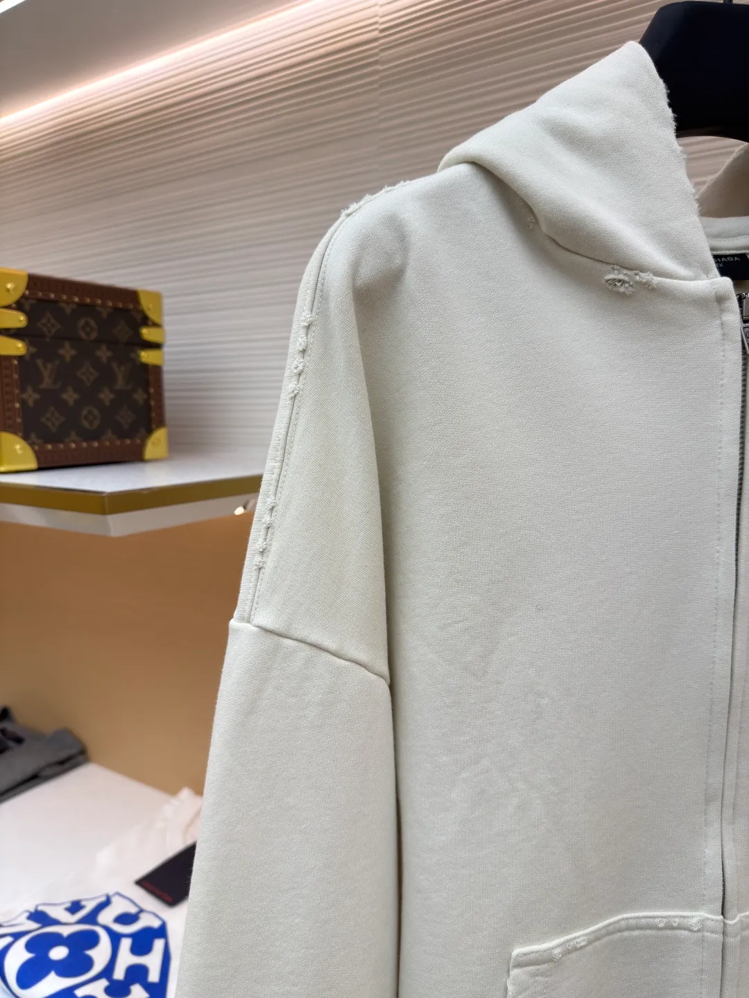 Balenciaga letter embroidered hooded zipper long-sleeved sweatshirt ●Original version: Purchased and developed for 9200 ●Item number: 1682263-A95 ●Fabric: combed cotton ●Technology: Washed and frayed ●Color: white ●Version: loose fit ●Weight: about 965 grams ●Size: S-M-L ●Description: This Balenciaga letter embroidered hooded zipper sweatshirt is made of 380g heavyweight pure cotton terry cloth, which has been treated with enzyme washing process. The fabric has a natural old-fashioned soft and waxy texture. At the same time, the stone grinding process is used to create irregular raw edge effects on the cuffs and hem, restoring the retro street style. The body adopts a loose, dropped-shoulder version, and the three-dimensional tailoring makes the shoulder lines smooth. The hooded part has a built-in drawstring made of pure cotton and is pre-shrunk to prevent it from deforming. The custom-made metal zipper on the front zipper closes smoothly and has no lag after repeated opening and closing tests. The brand letters on the left chest are made with imported embroidery machines using flat embroidery stitches, using polyester thread with high color fastness. The stitches are fine and neat without skipping, and the letter outline is three-dimensional and clear. The overall stitching uses double-needle overlocking technology, with up to 12 stitches per inch. The ribbed edges on the cuffs and hem are made of spandex blended material, which has long-lasting elasticity and is not easy to loosen, taking into account both wearing comfort and stiffness. The overall wiring is straight and delicate, the fabric is comfortable and soft, and the color is consistent without color difference. It can be matched with the same style to create a fashionable look and control various occasions. Customized accessories, complete with three standards, same style for men and women!