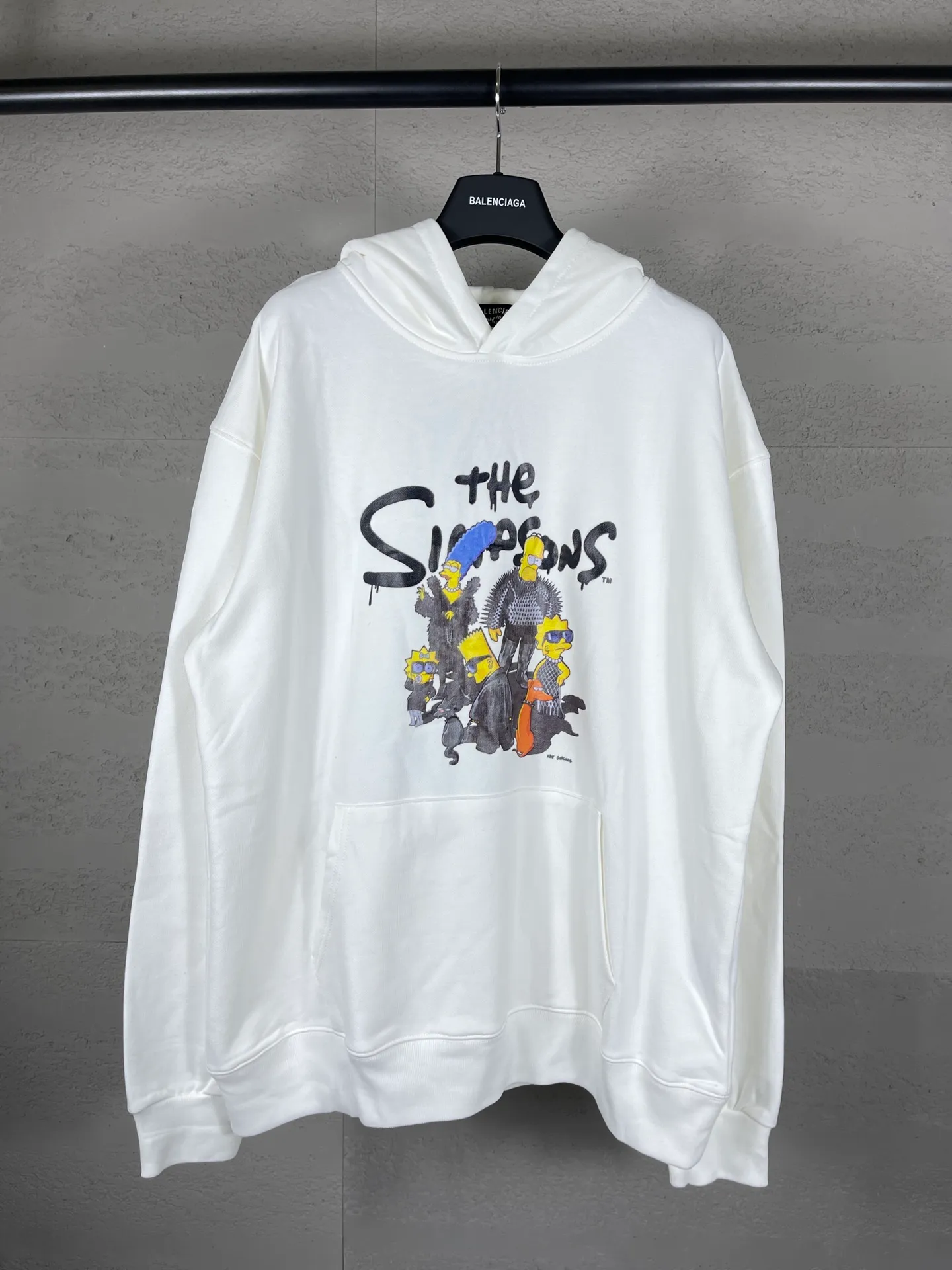 🅿️310 Real photos [Top version. Official website quality] BALENCI*GA/Paris. Classic model. 22S#balenci*ga x THE SIMPSONS Simpson joint model# The fabric is made of Paris ZP custom-woven and dyed cotton double-yarn David Coat. The net weight is 450 grams. The cloth surface is clean. The cloth pattern is clear, soft and comfortable. The threads are dyed with no color difference. The classic pattern adopts Kornit digital machine, which has a three-dimensional effect and restores the brick cabinet. The version adopts the OS loose shoulder version. Same style for men and women Code: BL238088 Color: Black. White. Size: XS S M L