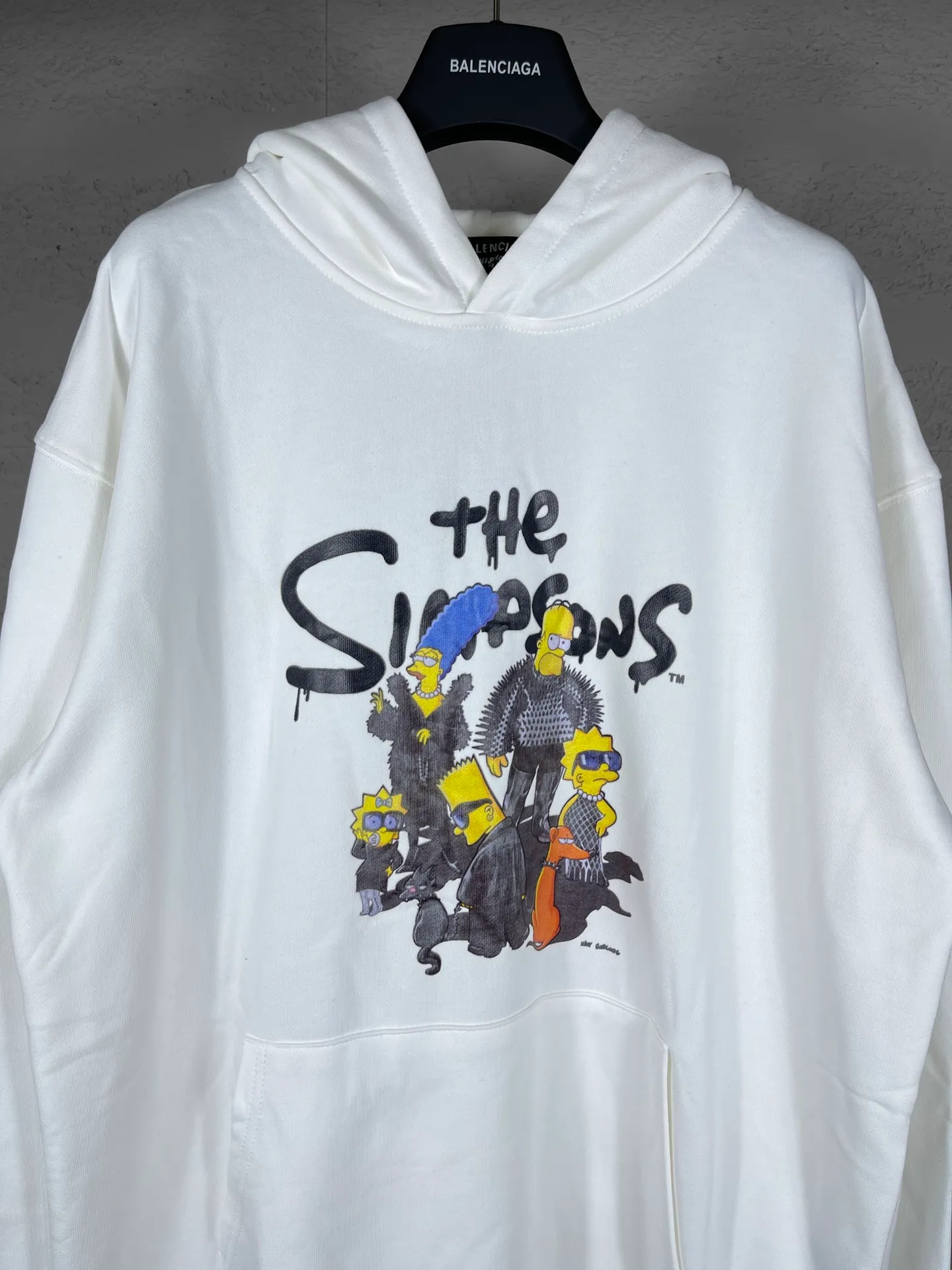 🅿️310 Real photos [Top version. Official website quality] BALENCI*GA/Paris. Classic model. 22S#balenci*ga x THE SIMPSONS Simpson joint model# The fabric is made of Paris ZP custom-woven and dyed cotton double-yarn David Coat. The net weight is 450 grams. The cloth surface is clean. The cloth pattern is clear, soft and comfortable. The threads are dyed with no color difference. The classic pattern adopts Kornit digital machine, which has a three-dimensional effect and restores the brick cabinet. The version adopts the OS loose shoulder version. Same style for men and women Code: BL238088 Color: Black. White. Size: XS S M L