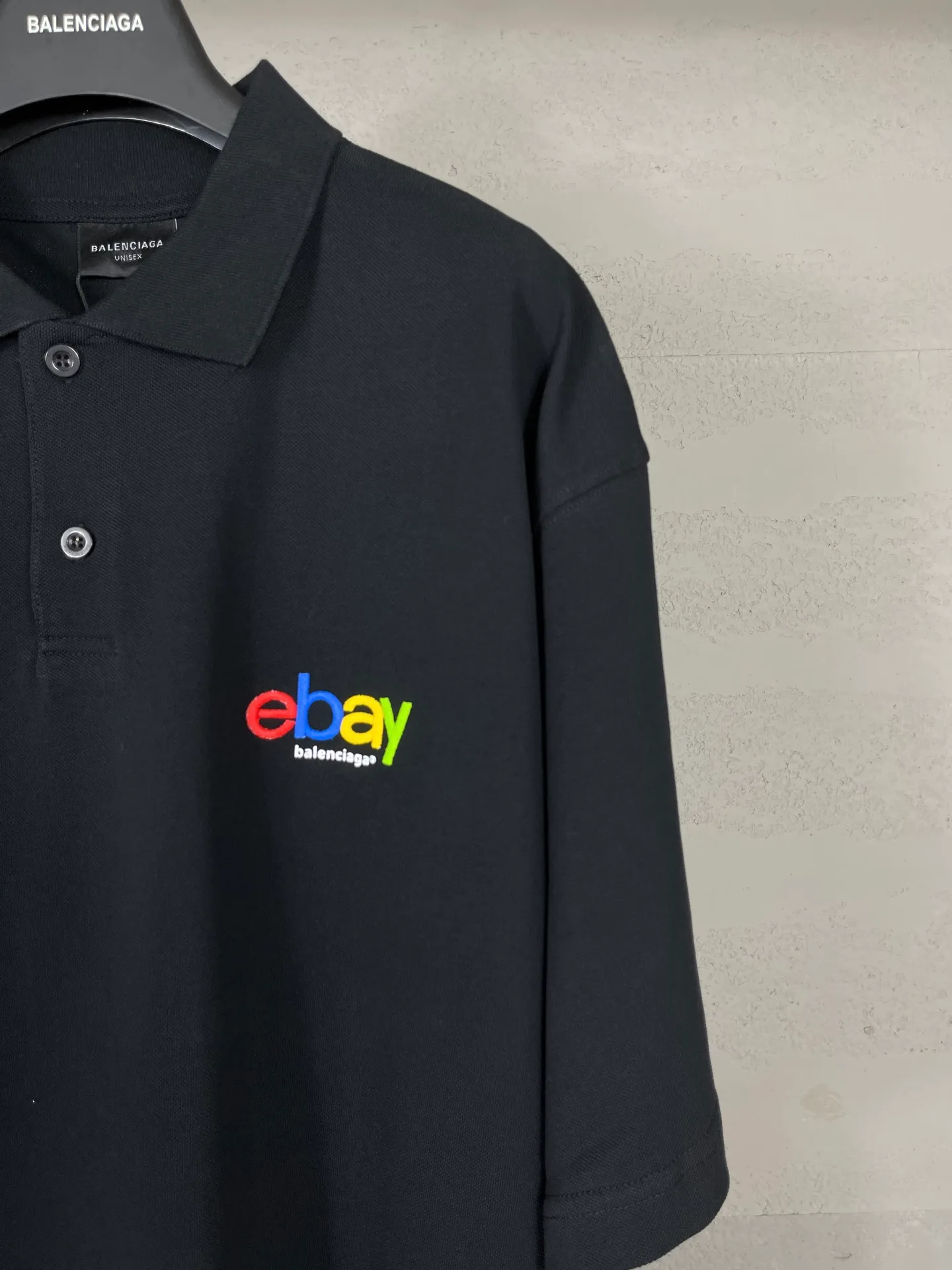 🅿️220 Actual pictures [Top version. Official website quality] BALENCI*GA/Paris# New model, Paris co-branded ebay rainbow embroidered POLO shirt, welcome to compare! The fabric is made of Paris ZP custom-woven and dyed cotton pique, with a weight of 260 grams. The cloth surface is clean. The cloth pattern is clear, soft and comfortable. The threads are woven and dyed with no color difference. The embroidered LOGO is embroidered using imported Tajima embroidery machine. The effect is three-dimensional. Restore brick cabinets, adopt OS loose shoulder style. Same style for men and women. Code: BL252209 Color: Black Size: XS S M L