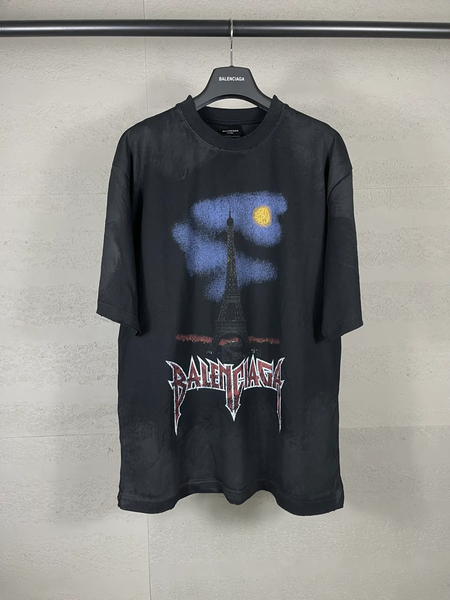 🅿️214 Actual pictures [Top version. Official website quality] BALENCI*GA/Paris. 25ss latest style front and rear direct spray printing, washed and worn, hand-painted splicing short-sleeved T-shirt. Develop genuine products in the first time. Notice! ️The new method of front and rear splicing is a huge difference in market currency. The brick cabinet is synchronized. The fabric is made of Paris ZP custom-woven and dyed cotton with double yarns and compact cotton. The weight is 260 grams. The cloth surface is clean. The cloth pattern is clear, soft and comfortable, and the threads are dyed with no color difference. The classic patterns on the front and back are directly printed using environmentally friendly imported materials, with a three-dimensional effect. Ready-to-wear, washed, distressed and hand-painted. Restored brick cabinets. Extra heavy craftsmanship. The version adopts OS loose shoulder design. The same style for men and women. Code: BL253635 Color: Black Size: XS S M L