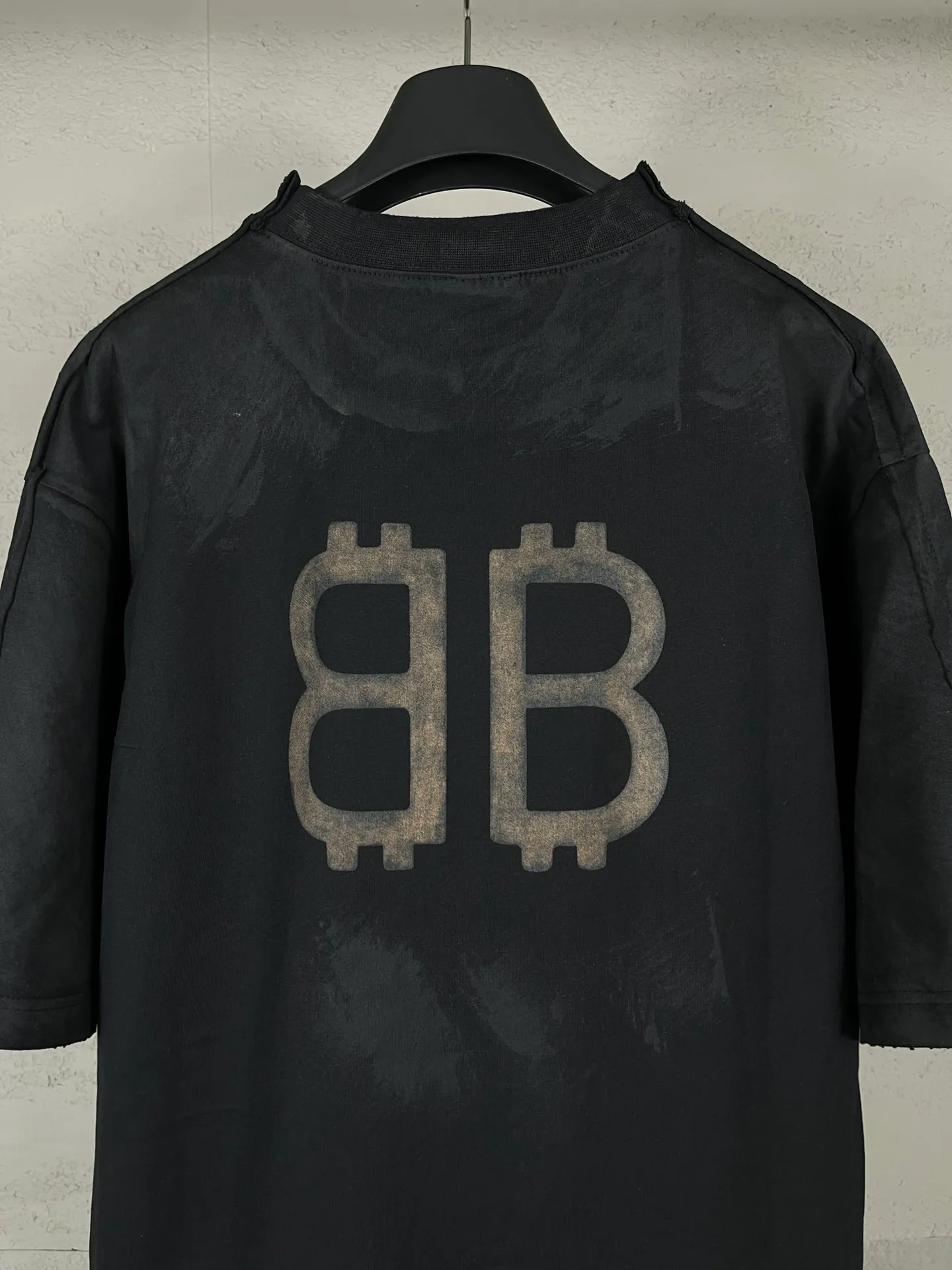 🅿️214 Actual pictures [Top version. Official website quality] BALENCI*GA/Paris. 25ss latest style front and rear direct spray printing, washed and worn, hand-painted splicing short-sleeved T-shirt. Develop genuine products in the first time. Notice! ️The new method of front and rear splicing is a huge difference in market currency. The brick cabinet is synchronized. The fabric is made of Paris ZP custom-woven and dyed cotton with double yarns and compact cotton. The weight is 260 grams. The cloth surface is clean. The cloth pattern is clear, soft and comfortable, and the threads are dyed with no color difference. The classic patterns on the front and back are directly printed using environmentally friendly imported materials, with a three-dimensional effect. Ready-to-wear, washed, distressed and hand-painted. Restored brick cabinets. Extra heavy craftsmanship. The version adopts OS loose shoulder design. The same style for men and women. Code: BL253635 Color: Black Size: XS S M L