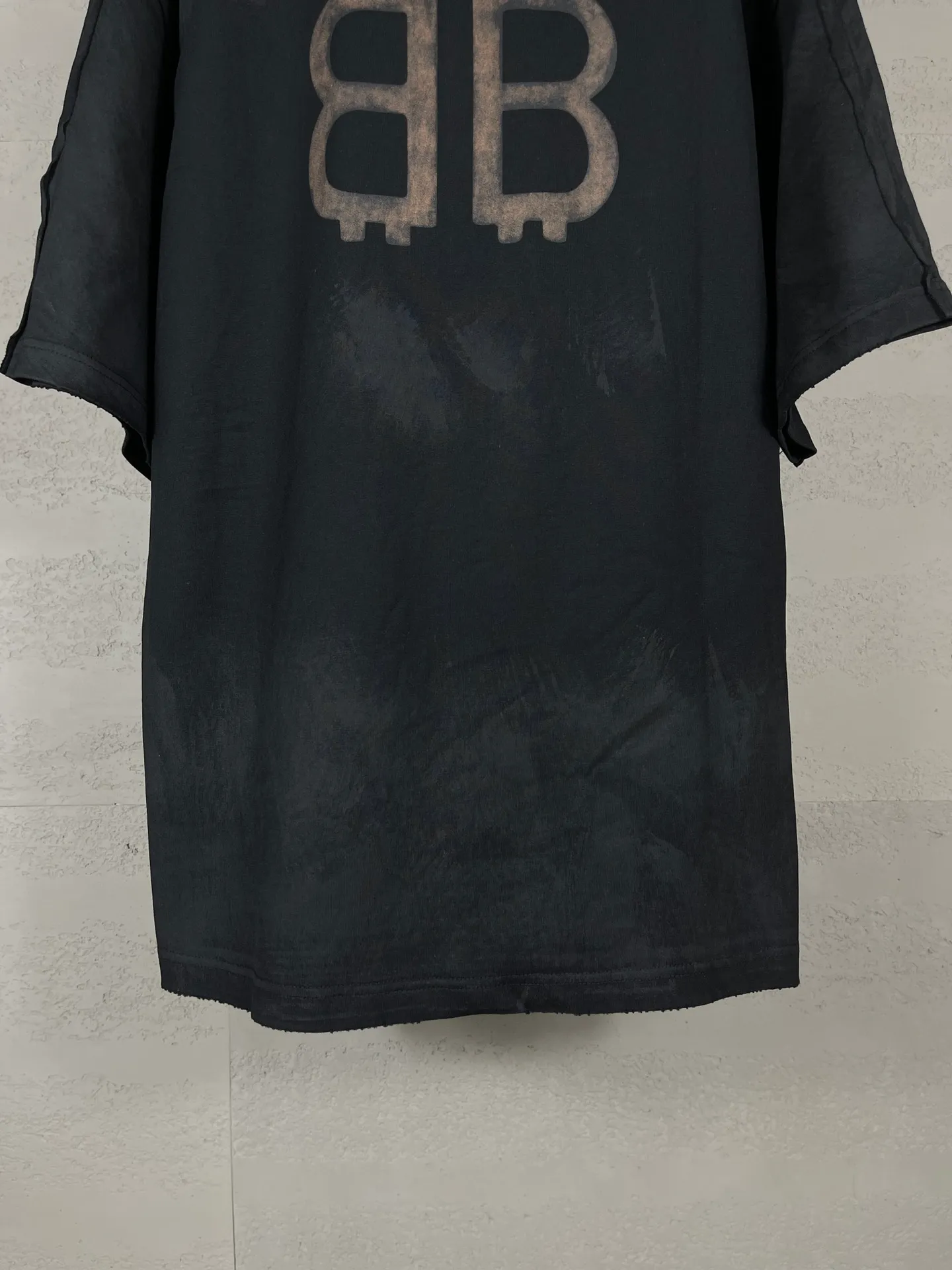 🅿️214 Actual pictures [Top version. Official website quality] BALENCI*GA/Paris. 25ss latest style front and rear direct spray printing, washed and worn, hand-painted splicing short-sleeved T-shirt. Develop genuine products in the first time. Notice! ️The new method of front and rear splicing is a huge difference in market currency. The brick cabinet is synchronized. The fabric is made of Paris ZP custom-woven and dyed cotton with double yarns and compact cotton. The weight is 260 grams. The cloth surface is clean. The cloth pattern is clear, soft and comfortable, and the threads are dyed with no color difference. The classic patterns on the front and back are directly printed using environmentally friendly imported materials, with a three-dimensional effect. Ready-to-wear, washed, distressed and hand-painted. Restored brick cabinets. Extra heavy craftsmanship. The version adopts OS loose shoulder design. The same style for men and women. Code: BL253635 Color: Black Size: XS S M L