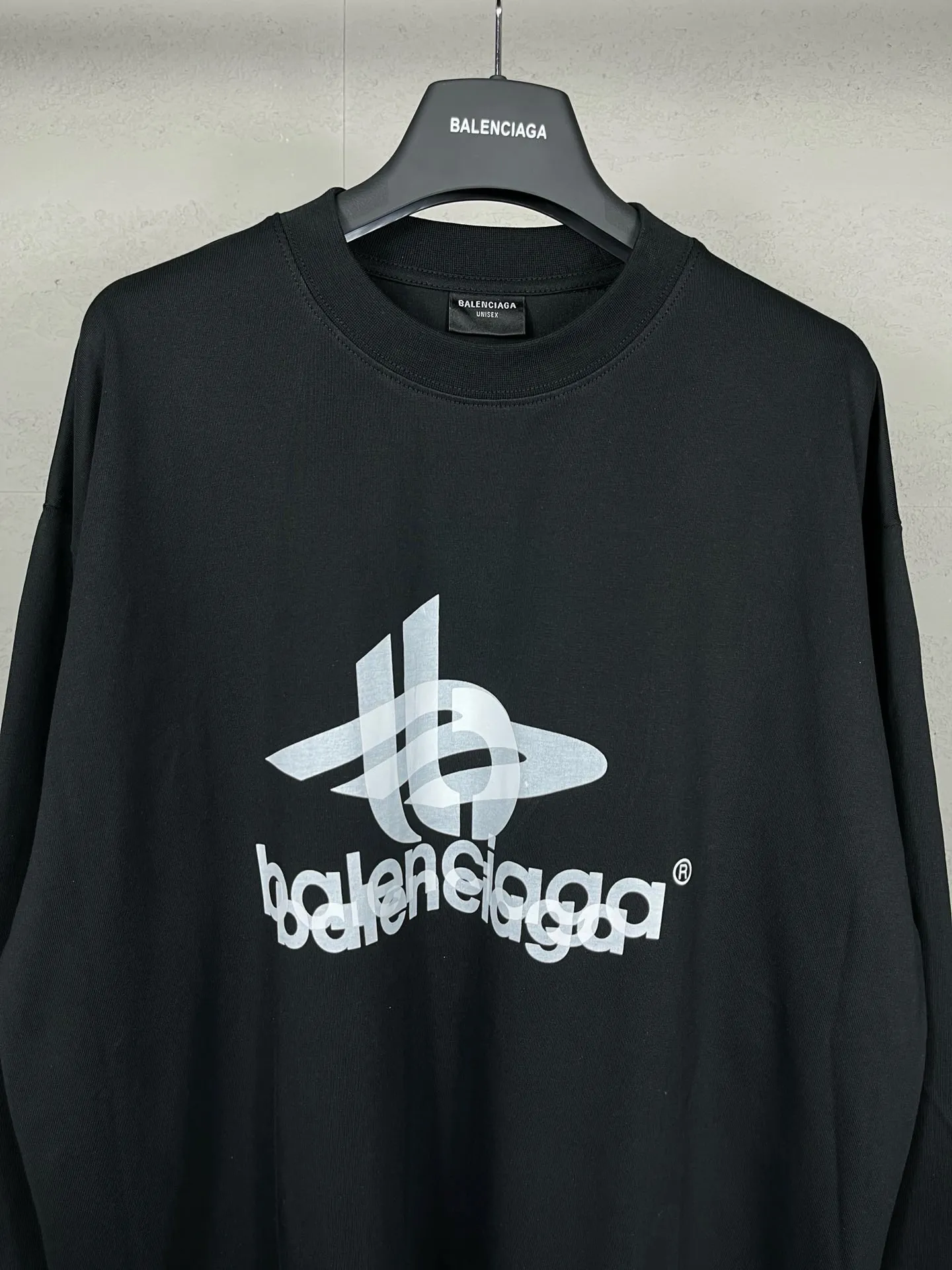 🅿️210 real photos [Top version. Official website quality] BALENCI*GA/Paris. 2024 new model. Phantom double LOGO classic pattern printed long-sleeved T-shirt. Brick cabinet synchronization. Genuine product developed at the first time, happy to print and compare! The fabric is made of Paris ZP custom-woven and dyed cotton with double yarns and compact cotton. The weight is 260 grams. The cloth surface is clean. The cloth pattern is clear, soft and comfortable. The threads are dyed with no color difference. The classic printing is made of environmentally friendly imported materials, with LOGO phantom effect, clear letters and three-dimensional effect. Restore the brick cabinet. Ready-made clothes are washed and distressed, different market currency, welcome to compare, the version adopts OS loose shoulder version. Same style for men and women Coding: BL225029 Color: black, white Size: XS S M L