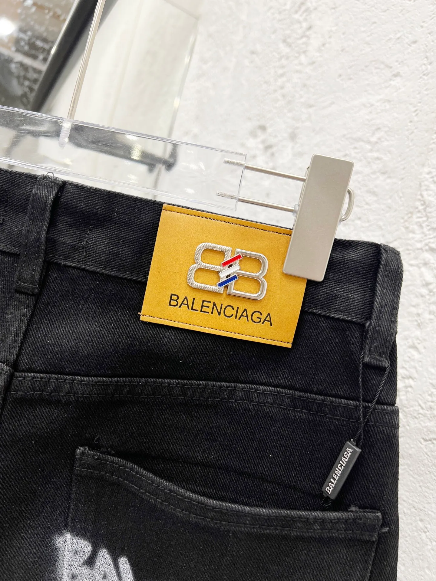🅿️260 Style No.: H920 Balenciaga & BALENCIAGA classic new digital direct printing embroidered jeans adopt unique technology, rich layering, giving people an artistic visual enjoyment Moreover, this process also makes the jeans softer and more comfortable, and fits your body shape very well when worn, allowing you to show off your perfect body curve. Made of high-quality denim fabric, carefully processed, it has good wear resistance and durability. This new type of jeans has become the focus of attention because it is not only fashionable and versatile, but also enhances your aura. Original goods, washed casual jeans, imported original washed stretch fabrics, comfortable and elastic, original hardware accessories decorated with logo, super correct version, extremely high grade, counter quality, fashionable and stylish upper body. The printing uses imported foam printing, customized buttons, YKK zippers. The complete set of accessories is customized in a one-to-one mold. Color: black size: 28-30-32-34-36 (s-xxl)