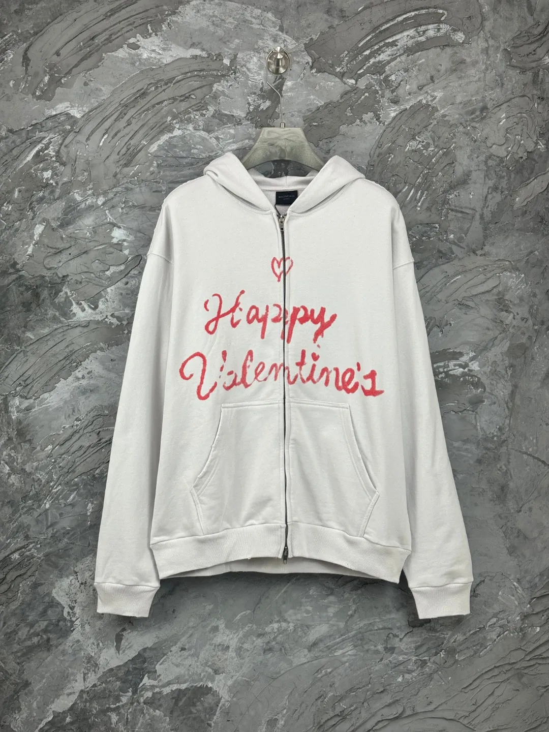 🅿️410 - BALENCI*GA Paris Valentine's Day limited edition hooded long-sleeved sweatshirt. The front pattern is printed by computer direct printing. The ready-to-wear is washed and distressed. Customized matching hardware. The letters are clear. The effect is three-dimensional. Exclusively pattern-woven and dyed 460g fabric. Threads are dyed in the same vat with zero color difference. Brick cabinet synchronization. Welcome to compare. Same style for men and women -Color: washed black, off-white -SIZE: Xs S M L Style number 8972#