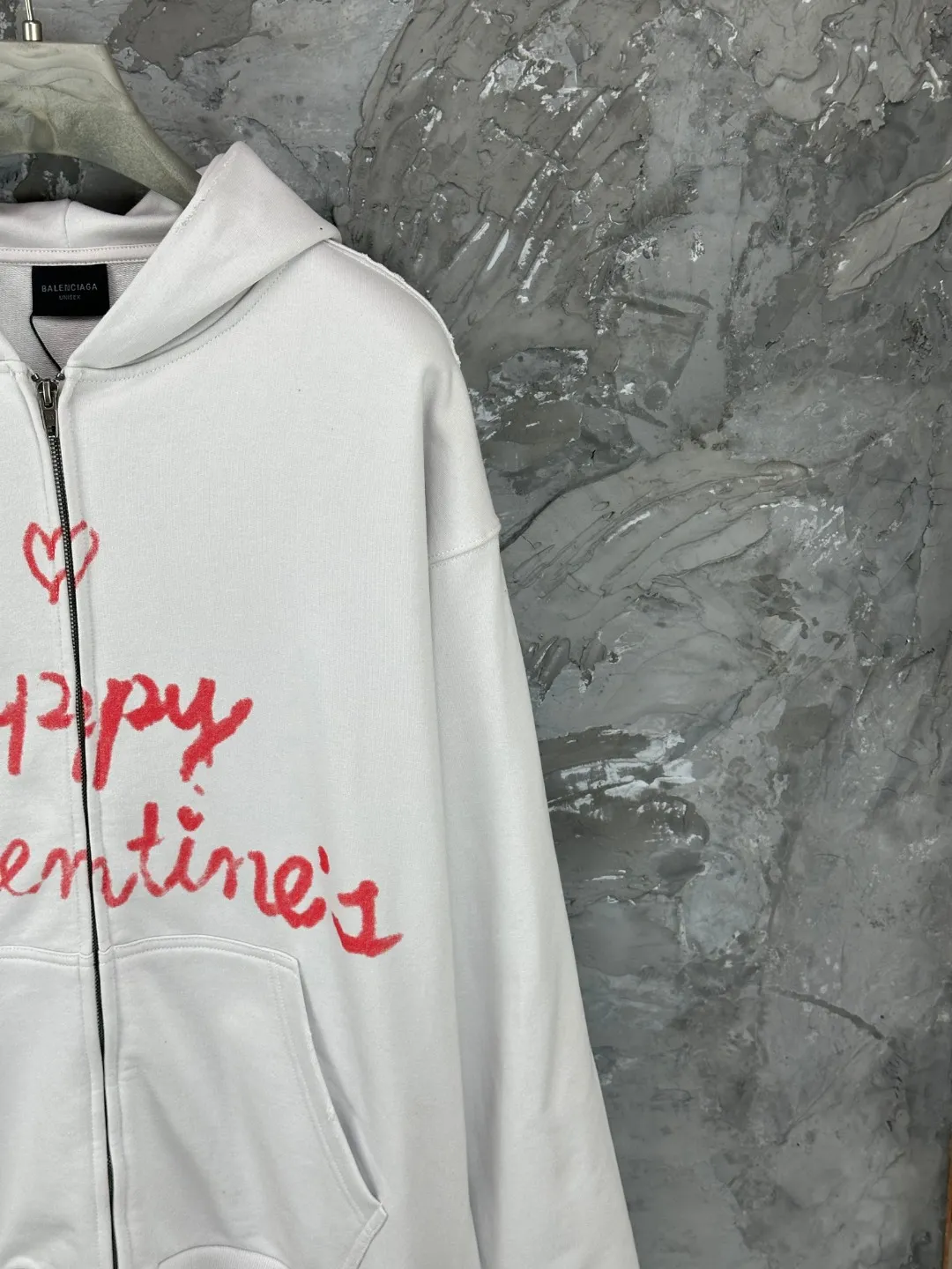 🅿️410 - BALENCI*GA Paris Valentine's Day limited edition hooded long-sleeved sweatshirt. The front pattern is printed by computer direct printing. The ready-to-wear is washed and distressed. Customized matching hardware. The letters are clear. The effect is three-dimensional. Exclusively pattern-woven and dyed 460g fabric. Threads are dyed in the same vat with zero color difference. Brick cabinet synchronization. Welcome to compare. Same style for men and women -Color: washed black, off-white -SIZE: Xs S M L Style number 8972#