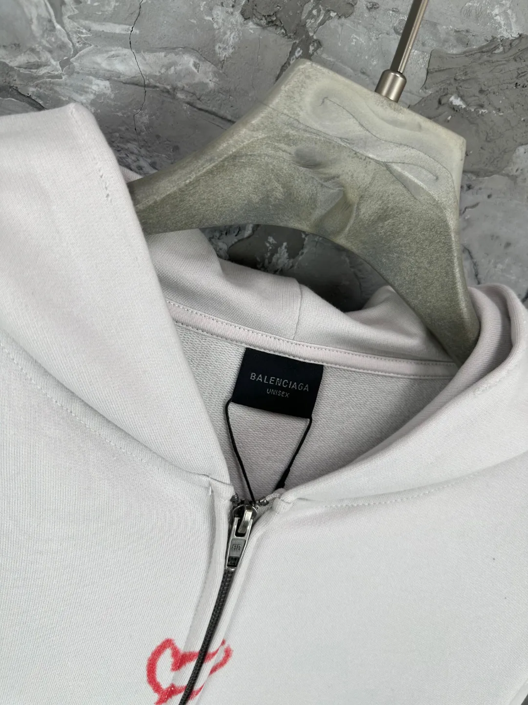 🅿️410 - BALENCI*GA Paris Valentine's Day limited edition hooded long-sleeved sweatshirt. The front pattern is printed by computer direct printing. The ready-to-wear is washed and distressed. Customized matching hardware. The letters are clear. The effect is three-dimensional. Exclusively pattern-woven and dyed 460g fabric. Threads are dyed in the same vat with zero color difference. Brick cabinet synchronization. Welcome to compare. Same style for men and women -Color: washed black, off-white -SIZE: Xs S M L Style number 8972#