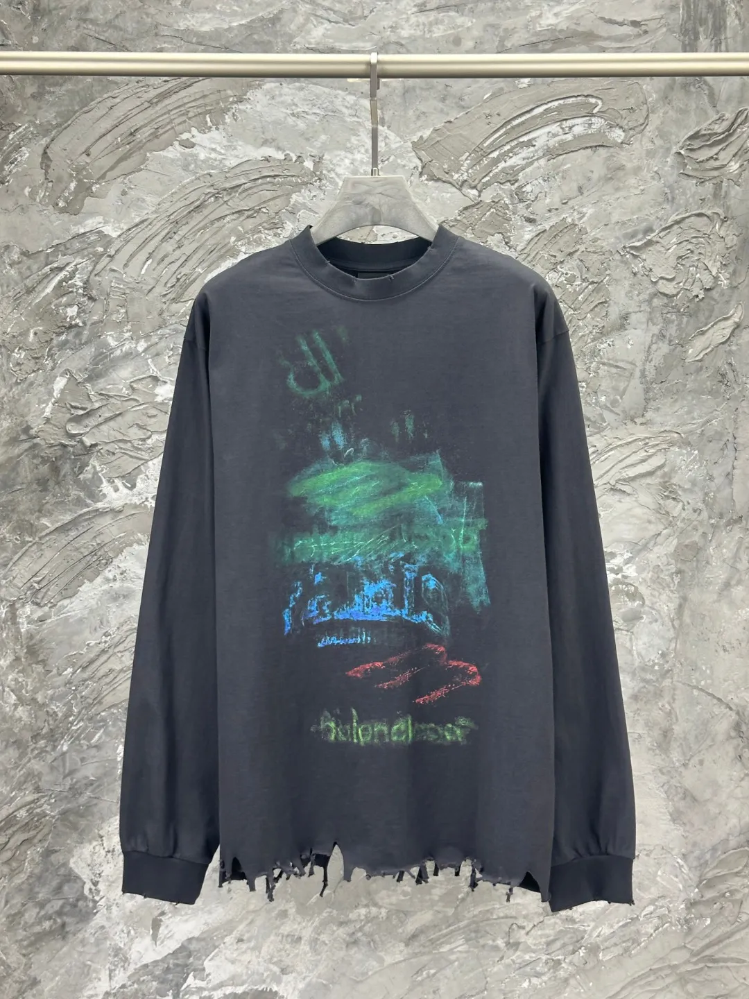 🅿️270 - BALENCI*GA 25 Paris blurred pattern white ink direct-injection long-sleeved T-shirt. The printing uses white ink digital direct-injection. Ready-made garments are washed. Handmade master positioning and worn. The hem is distressed. Overweight craftsmanship. The letters are clear. The effect is three-dimensional. Exclusively pattern-woven and dyed 280g fabric. Threads are dyed in the same cylinder with zero color difference. The version adopts OS loose shoulder version. Welcome to compare. Same style for men and women -Color: gray blue -SIZE: Xs S M L style number 8639#