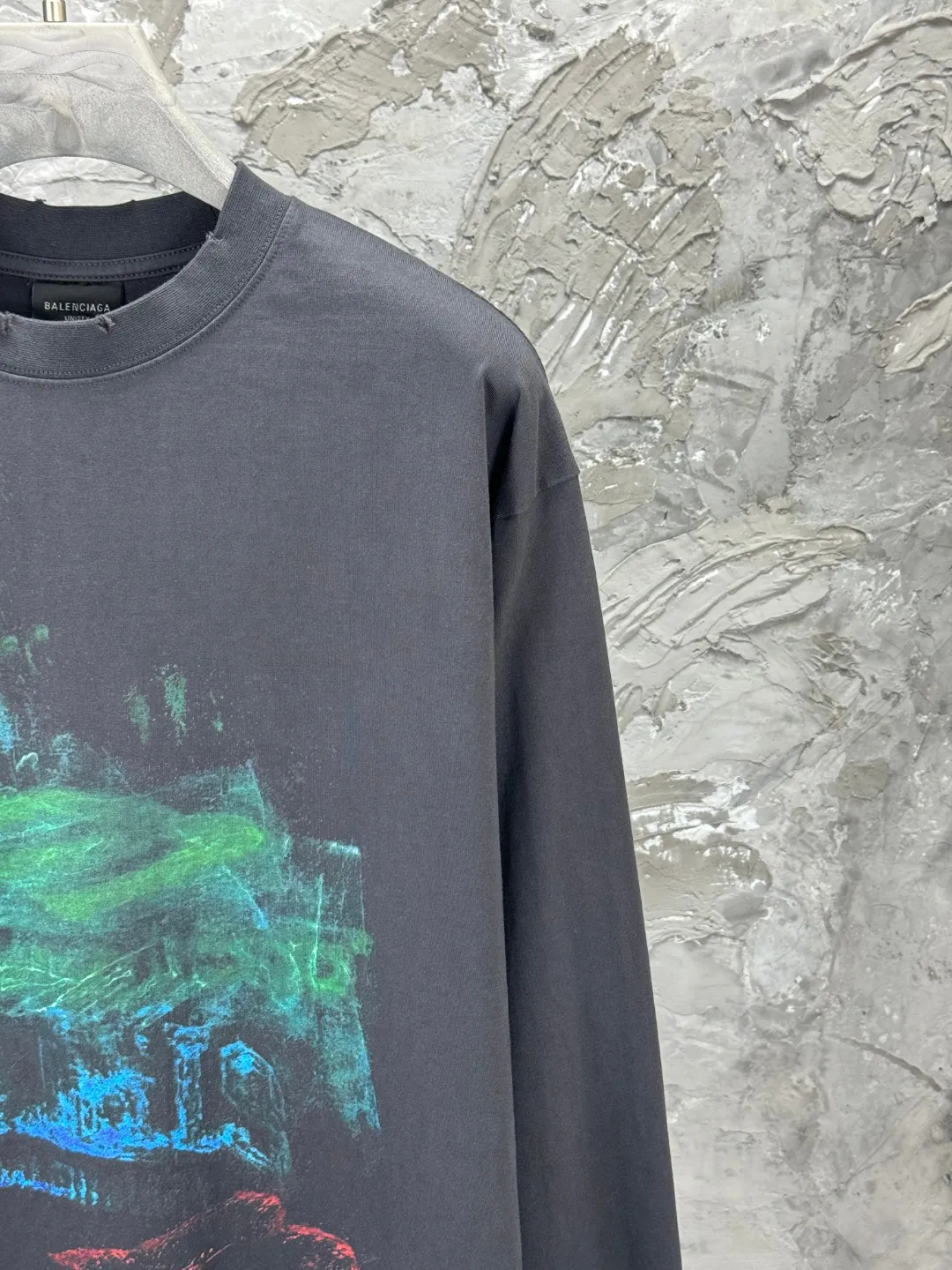 🅿️270 - BALENCI*GA 25 Paris blurred pattern white ink direct-injection long-sleeved T-shirt. The printing uses white ink digital direct-injection. Ready-made garments are washed. Handmade master positioning and worn. The hem is distressed. Overweight craftsmanship. The letters are clear. The effect is three-dimensional. Exclusively pattern-woven and dyed 280g fabric. Threads are dyed in the same cylinder with zero color difference. The version adopts OS loose shoulder version. Welcome to compare. Same style for men and women -Color: gray blue -SIZE: Xs S M L style number 8639#