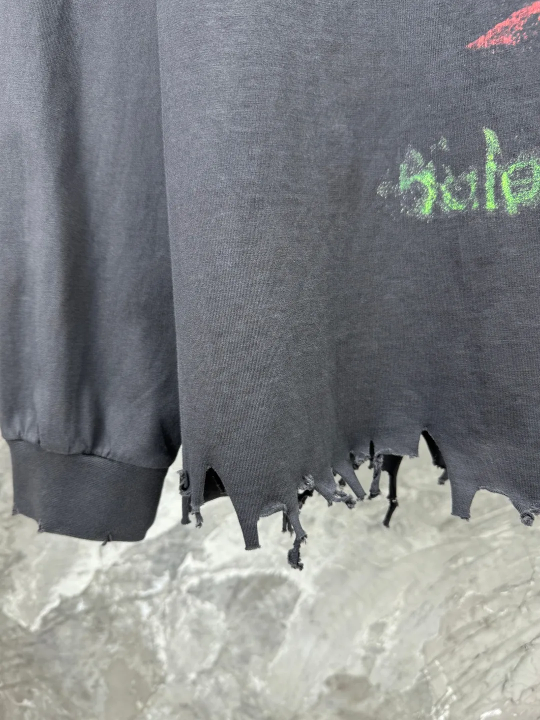 🅿️270 - BALENCI*GA 25 Paris blurred pattern white ink direct-injection long-sleeved T-shirt. The printing uses white ink digital direct-injection. Ready-made garments are washed. Handmade master positioning and worn. The hem is distressed. Overweight craftsmanship. The letters are clear. The effect is three-dimensional. Exclusively pattern-woven and dyed 280g fabric. Threads are dyed in the same cylinder with zero color difference. The version adopts OS loose shoulder version. Welcome to compare. Same style for men and women -Color: gray blue -SIZE: Xs S M L style number 8639#