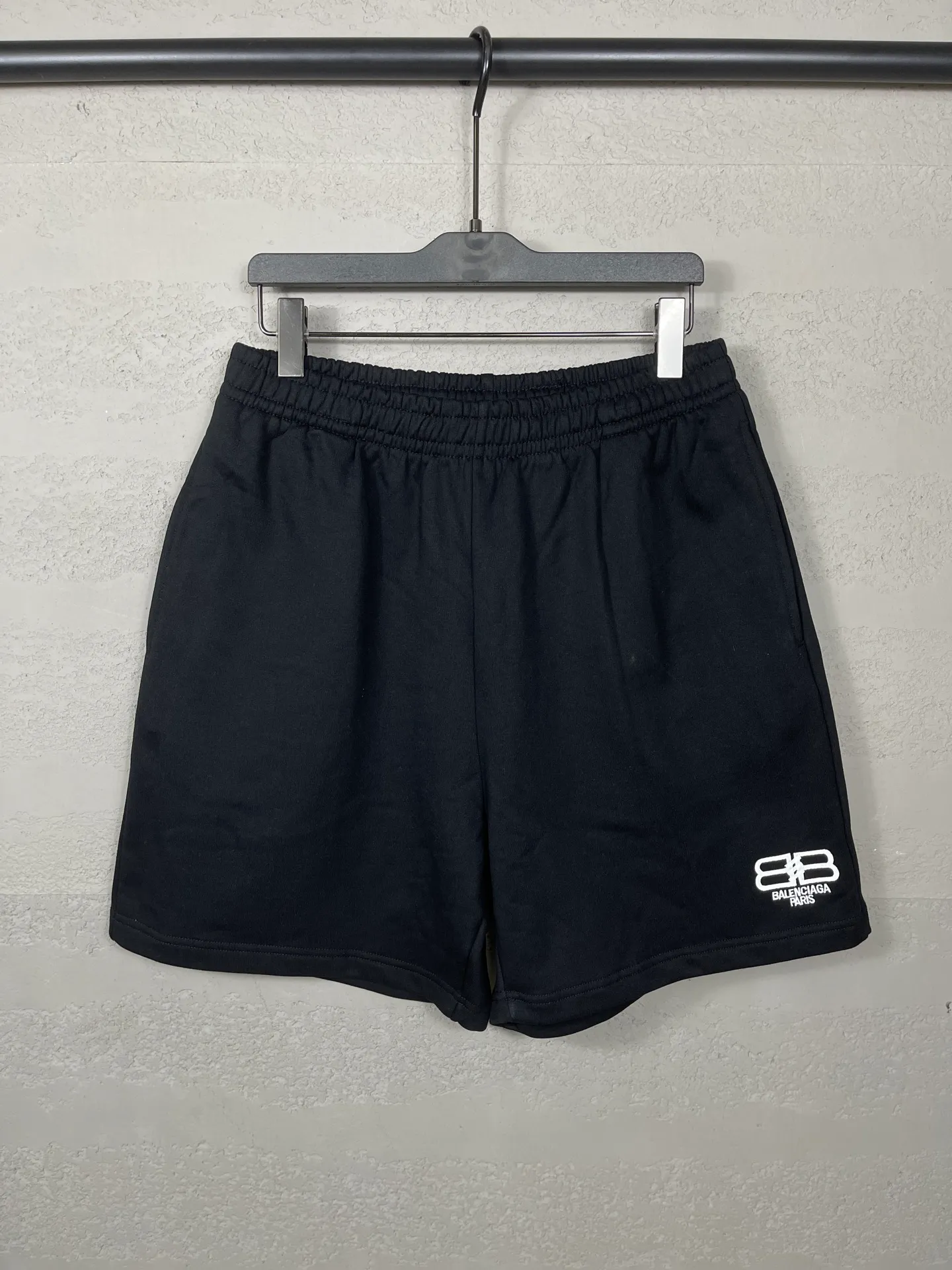 🅿️210 real photos [Top version. Official website quality] BALENCI*GA/Paris. New model. Double B classic LOGO embroidered shorts. Brick cabinet synchronization. Genuine product developed at the first time, please print and compare! The fabric is made of Paris ZP custom-woven and dyed 100% cotton terry sweatshirt. The weight is 460 grams. The cloth surface is clean. The cloth pattern is clear and the hand feels soft and comfortable. The embroidery uses an imported Tajima embroidery machine. The letters are clear and the effect is three-dimensional. The version adopts a loose version. Same style for men and women. Code: BL257016 Color: black, rice size: XS S M L
