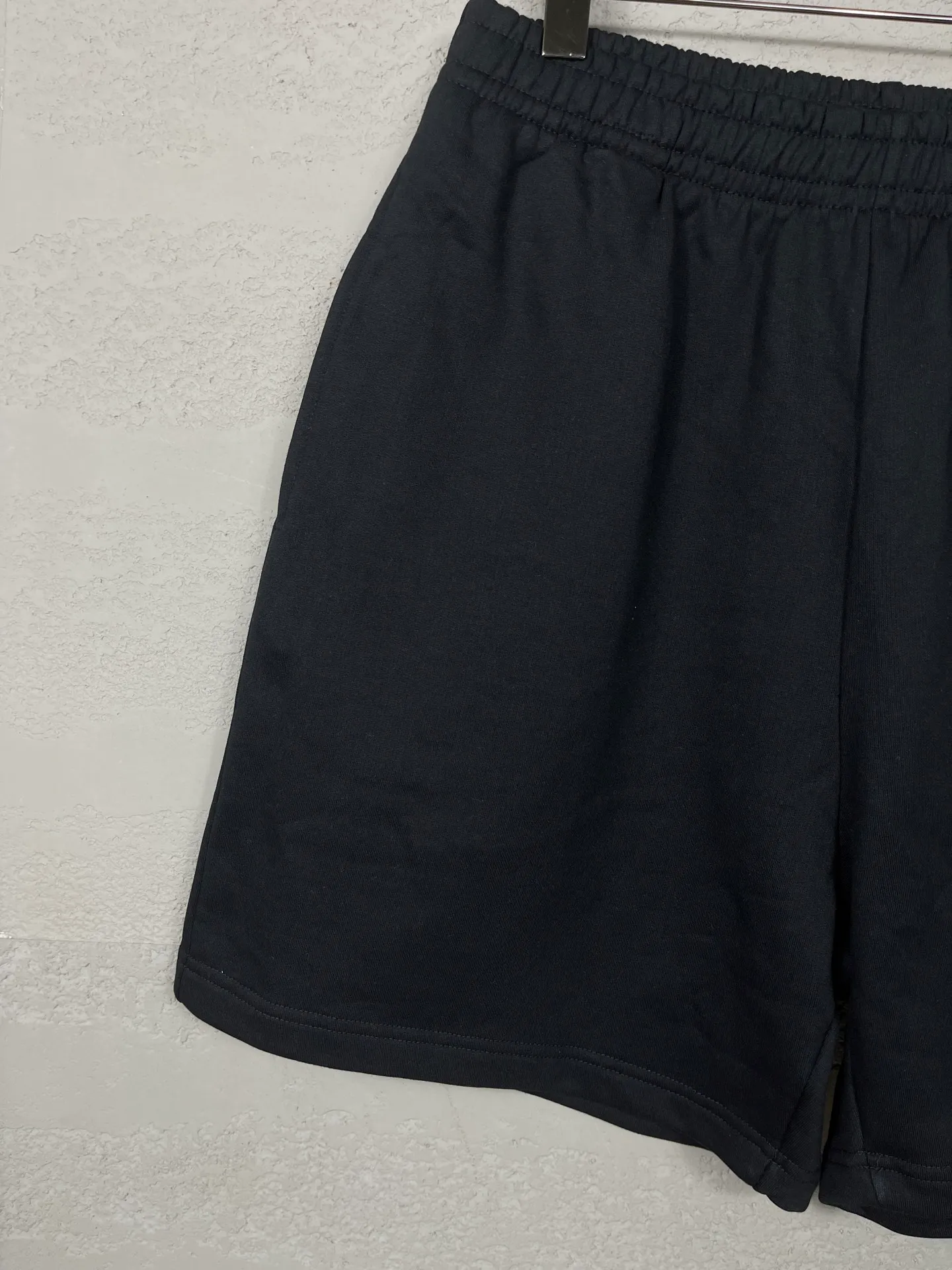 🅿️210 real photos [Top version. Official website quality] BALENCI*GA/Paris. New model. Double B classic LOGO embroidered shorts. Brick cabinet synchronization. Genuine product developed at the first time, please print and compare! The fabric is made of Paris ZP custom-woven and dyed 100% cotton terry sweatshirt. The weight is 460 grams. The cloth surface is clean. The cloth pattern is clear and the hand feels soft and comfortable. The embroidery uses an imported Tajima embroidery machine. The letters are clear and the effect is three-dimensional. The version adopts a loose version. Same style for men and women. Code: BL257016 Color: black, rice size: XS S M L