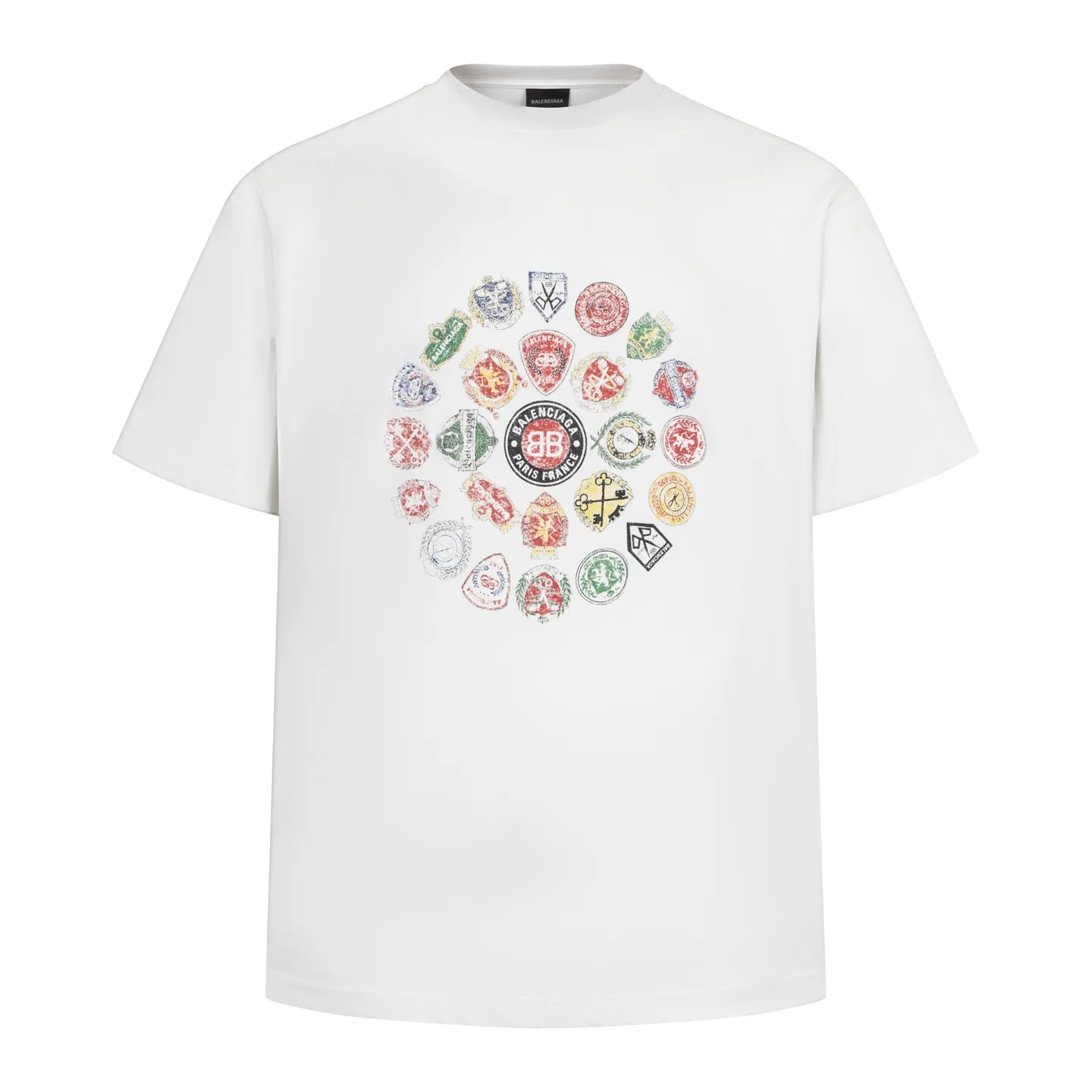 🅿️290 Exclusive supply] BLCG 25FW badge printed short sleeves (white) The fabric is made of 24S 185g double yarn special textile compact cotton, and the rib is made of 32S 340g double yarn stretch rib. The structure of pure cotton fabric is plain weave. The surface of the fabric is smooth and delicate, and the texture is tight. It has good moisture absorption, breathability and comfort, and can keep you dry and comfortable. Due to its tight spinning process, it also has good wrinkle resistance and durability, making it suitable for long-term wear or use. The multi-layer superposition process of dark flower paste dots uses precision screen technology to cover the fabric with translucent printing paste through multiple layered printing. Each layer is laminated and fused with micron-level tolerances. Through subtle changes in the thickness and density of the slurry, an invisible pattern with a transition between dark and light is formed on the surface of the fabric. This technology replaces color contrast with physical accumulation, and uses the diffuse reflection of light on concave and convex surfaces to present a looming light and shadow relief effect, creating a high-end print with both visual haziness and tactile three-dimensionality, which perfectly fits the low-key and luxurious design aesthetics. Size:XS-S-M-L