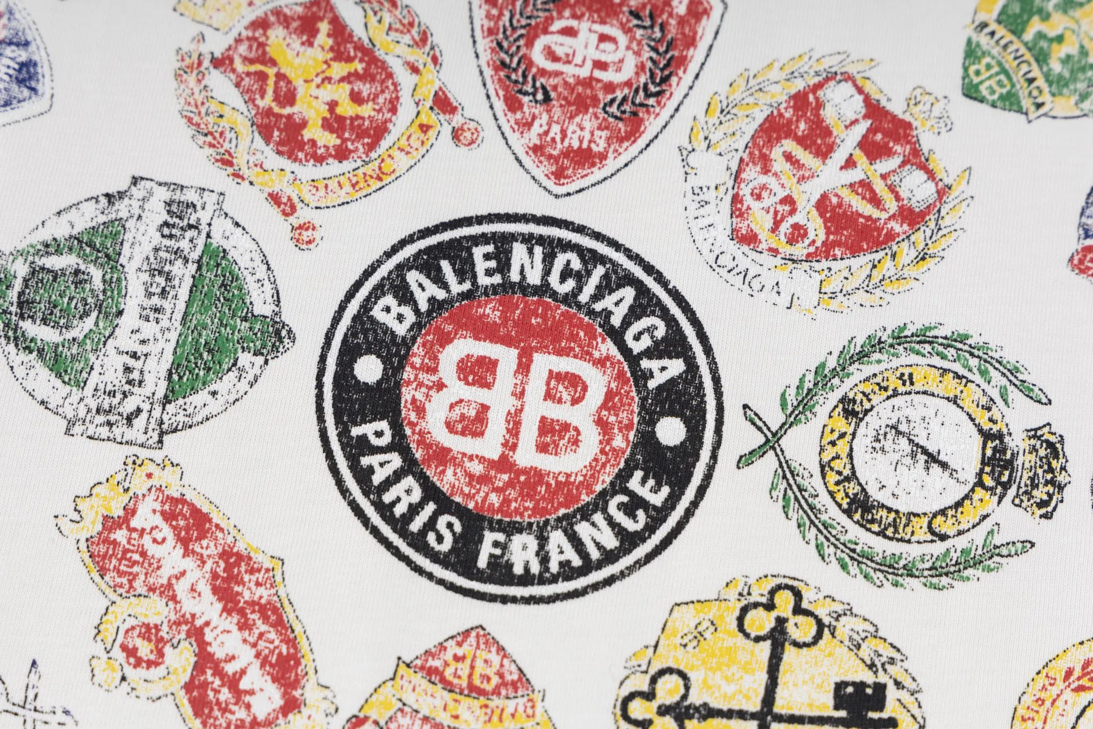 🅿️290 Exclusive supply] BLCG 25FW badge printed short sleeves (white) The fabric is made of 24S 185g double yarn special textile compact cotton, and the rib is made of 32S 340g double yarn stretch rib. The structure of pure cotton fabric is plain weave. The surface of the fabric is smooth and delicate, and the texture is tight. It has good moisture absorption, breathability and comfort, and can keep you dry and comfortable. Due to its tight spinning process, it also has good wrinkle resistance and durability, making it suitable for long-term wear or use. The multi-layer superposition process of dark flower paste dots uses precision screen technology to cover the fabric with translucent printing paste through multiple layered printing. Each layer is laminated and fused with micron-level tolerances. Through subtle changes in the thickness and density of the slurry, an invisible pattern with a transition between dark and light is formed on the surface of the fabric. This technology replaces color contrast with physical accumulation, and uses the diffuse reflection of light on concave and convex surfaces to present a looming light and shadow relief effect, creating a high-end print with both visual haziness and tactile three-dimensionality, which perfectly fits the low-key and luxurious design aesthetics. Size:XS-S-M-L