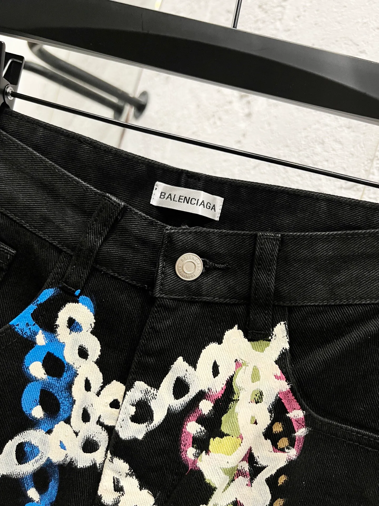 🅿️260 Style No.: H944 Balenciaga & BALENCIAGA SS25 1981M distressed washed candy chain 3D printed jeans for men and women, top ceiling quality, styles with different washed textures, very friendly to people with thin legs and thick legs, straight and slim fit very flattering leg shape, moderate length that never goes out of style, easy and casual to match, basic styling for various styles, a must-have in the wardrobe! The fabric is stiff but also makes the upper body soft without losing texture. The washing process is even more perfect. It is a must-have item for everyone! ! ! Washed wheat, hang tag, pants label, three labels complete Color: black Size: 28, 30, 32, 34, 36