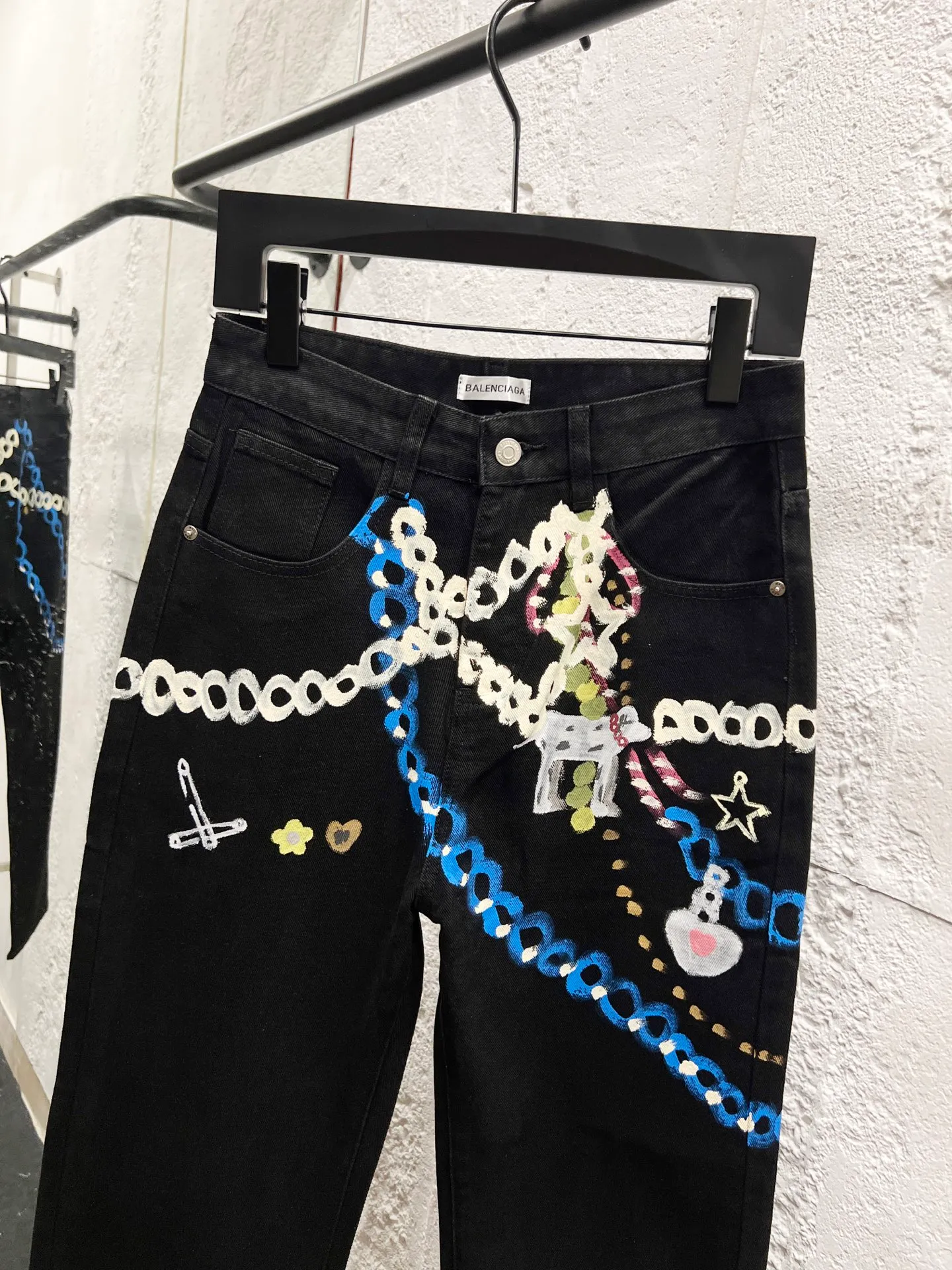 🅿️260 Style No.: H944 Balenciaga & BALENCIAGA SS25 1981M distressed washed candy chain 3D printed jeans for men and women, top ceiling quality, styles with different washed textures, very friendly to people with thin legs and thick legs, straight and slim fit very flattering leg shape, moderate length that never goes out of style, easy and casual to match, basic styling for various styles, a must-have in the wardrobe! The fabric is stiff but also makes the upper body soft without losing texture. The washing process is even more perfect. It is a must-have item for everyone! ! ! Washed wheat, hang tag, pants label, three labels complete Color: black Size: 28, 30, 32, 34, 36