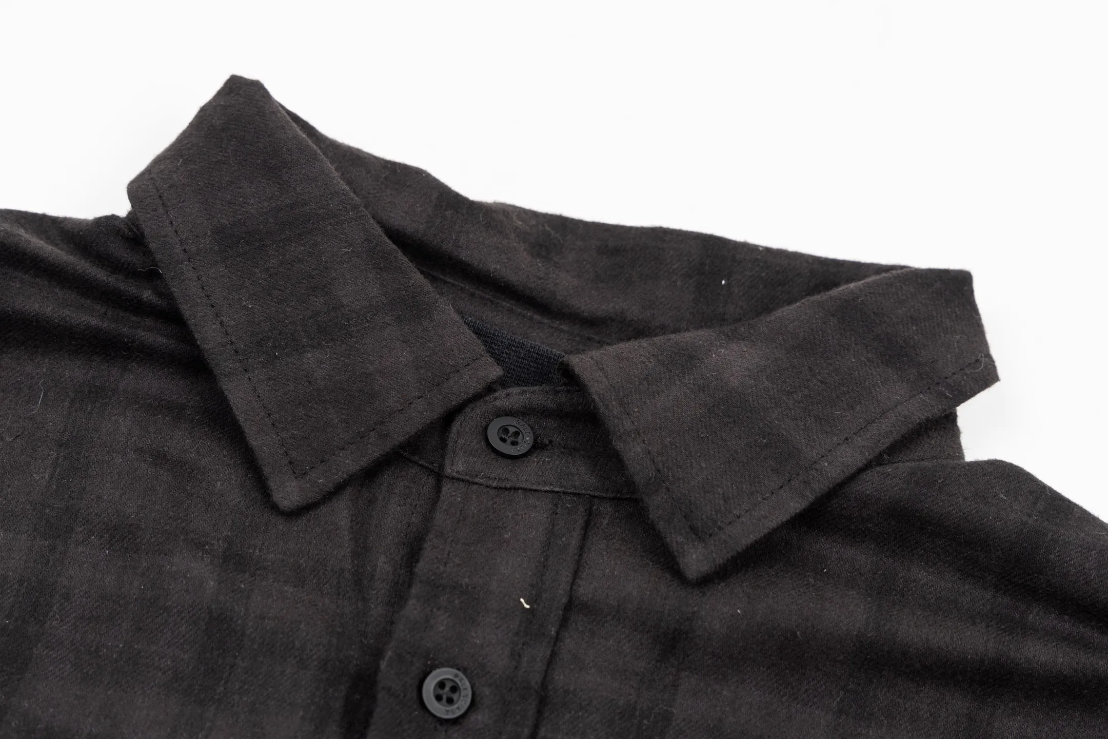 🅿️720 BLCG 25FW night scene plaid genuine two-piece spliced ​​jacket. The shirt fabric is made of custom blended plaid jacquard woven fabric, the T-shirt fabric is made of 24S 185g double yarn special textile compact cotton fabric, and the T-shirt rib is made of 32S 340g double yarn stretch rib. The two-piece set of lapel shirts integrates craftsmanship and dialogues with style through the four pillars of composite structure design, difficult screen printing, sophisticated detail processing and overall distressed finishing. It achieves the diverse unity of style and function, retro and contemporary, luxury and casualness in one single product; it redefines the wearing possibilities of modern shirts. Its core value lies in the groundbreaking "two-piece" composite structure, which perfectly combines the rigor of woven with the flexibility of knitting. The outer shirt is made of cotton poplin, which uses its tight weave structure to bring a smooth surface and crisp bones, creating a smart outer silhouette; the inner part integrates a vintage jersey short sleeve, which uses its natural elasticity and softness to provide unparalleled personal comfort. The interior is printed with front artwork, and the night scene pattern is printed using multi-screen environmentally friendly oil-based dark floral paste. The richness of pattern colors and the precision of details are combined with the use of environmentally friendly oily dark flower paste materials. The special glue can form a light and strong coating after printing. The pattern presents a matte and slightly three-dimensional dark flower effect, which is smooth to the touch without the stickiness and hardening of traditional offset printing, which greatly ensures the wearing comfort and the durability of the pattern. The exterior shirt's crisp lapels, functional chest patch pockets, and exposed rounded hem create a simple yet sophisticated base. Engraved logo buttons, custom accessories with finely engraved logo. Through professional post-finishing processes such as enzyme washing and stone grinding, the garments are softened and micro-abraded as a whole, giving cotton poplin and knitted fabrics a uniform gentle fading and soft touch, imitating the unique texture formed after years of wearing. Size:1-2-3-4