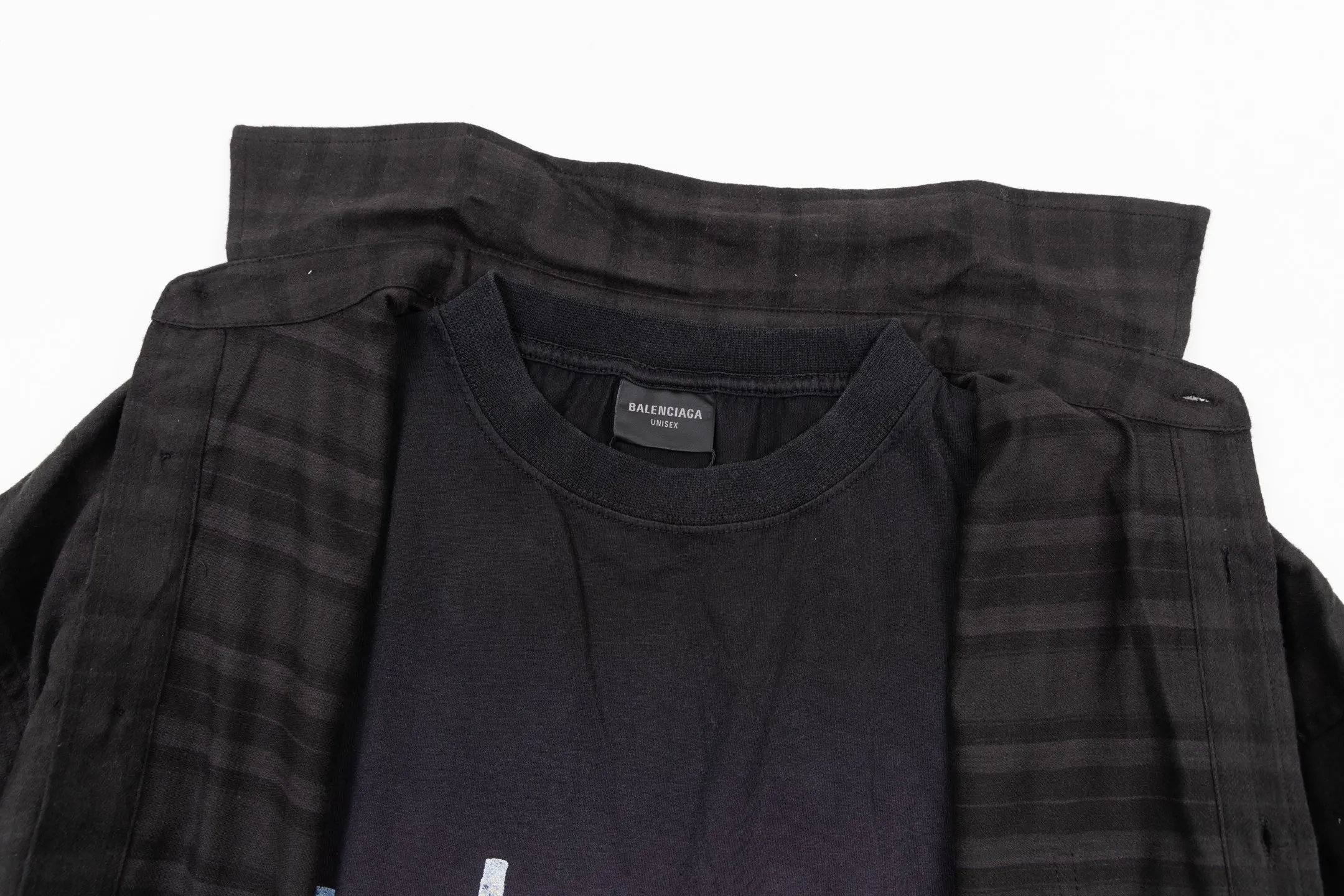 🅿️720 BLCG 25FW night scene plaid genuine two-piece spliced ​​jacket. The shirt fabric is made of custom blended plaid jacquard woven fabric, the T-shirt fabric is made of 24S 185g double yarn special textile compact cotton fabric, and the T-shirt rib is made of 32S 340g double yarn stretch rib. The two-piece set of lapel shirts integrates craftsmanship and dialogues with style through the four pillars of composite structure design, difficult screen printing, sophisticated detail processing and overall distressed finishing. It achieves the diverse unity of style and function, retro and contemporary, luxury and casualness in one single product; it redefines the wearing possibilities of modern shirts. Its core value lies in the groundbreaking "two-piece" composite structure, which perfectly combines the rigor of woven with the flexibility of knitting. The outer shirt is made of cotton poplin, which uses its tight weave structure to bring a smooth surface and crisp bones, creating a smart outer silhouette; the inner part integrates a vintage jersey short sleeve, which uses its natural elasticity and softness to provide unparalleled personal comfort. The interior is printed with front artwork, and the night scene pattern is printed using multi-screen environmentally friendly oil-based dark floral paste. The richness of pattern colors and the precision of details are combined with the use of environmentally friendly oily dark flower paste materials. The special glue can form a light and strong coating after printing. The pattern presents a matte and slightly three-dimensional dark flower effect, which is smooth to the touch without the stickiness and hardening of traditional offset printing, which greatly ensures the wearing comfort and the durability of the pattern. The exterior shirt's crisp lapels, functional chest patch pockets, and exposed rounded hem create a simple yet sophisticated base. Engraved logo buttons, custom accessories with finely engraved logo. Through professional post-finishing processes such as enzyme washing and stone grinding, the garments are softened and micro-abraded as a whole, giving cotton poplin and knitted fabrics a uniform gentle fading and soft touch, imitating the unique texture formed after years of wearing. Size:1-2-3-4