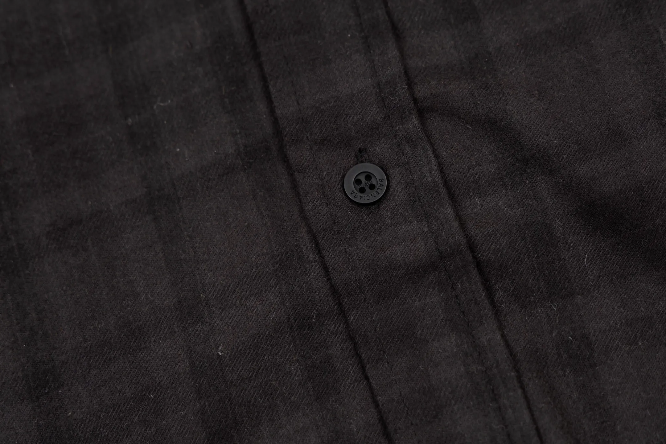 🅿️720 BLCG 25FW night scene plaid genuine two-piece spliced ​​jacket. The shirt fabric is made of custom blended plaid jacquard woven fabric, the T-shirt fabric is made of 24S 185g double yarn special textile compact cotton fabric, and the T-shirt rib is made of 32S 340g double yarn stretch rib. The two-piece set of lapel shirts integrates craftsmanship and dialogues with style through the four pillars of composite structure design, difficult screen printing, sophisticated detail processing and overall distressed finishing. It achieves the diverse unity of style and function, retro and contemporary, luxury and casualness in one single product; it redefines the wearing possibilities of modern shirts. Its core value lies in the groundbreaking "two-piece" composite structure, which perfectly combines the rigor of woven with the flexibility of knitting. The outer shirt is made of cotton poplin, which uses its tight weave structure to bring a smooth surface and crisp bones, creating a smart outer silhouette; the inner part integrates a vintage jersey short sleeve, which uses its natural elasticity and softness to provide unparalleled personal comfort. The interior is printed with front artwork, and the night scene pattern is printed using multi-screen environmentally friendly oil-based dark floral paste. The richness of pattern colors and the precision of details are combined with the use of environmentally friendly oily dark flower paste materials. The special glue can form a light and strong coating after printing. The pattern presents a matte and slightly three-dimensional dark flower effect, which is smooth to the touch without the stickiness and hardening of traditional offset printing, which greatly ensures the wearing comfort and the durability of the pattern. The exterior shirt's crisp lapels, functional chest patch pockets, and exposed rounded hem create a simple yet sophisticated base. Engraved logo buttons, custom accessories with finely engraved logo. Through professional post-finishing processes such as enzyme washing and stone grinding, the garments are softened and micro-abraded as a whole, giving cotton poplin and knitted fabrics a uniform gentle fading and soft touch, imitating the unique texture formed after years of wearing. Size:1-2-3-4