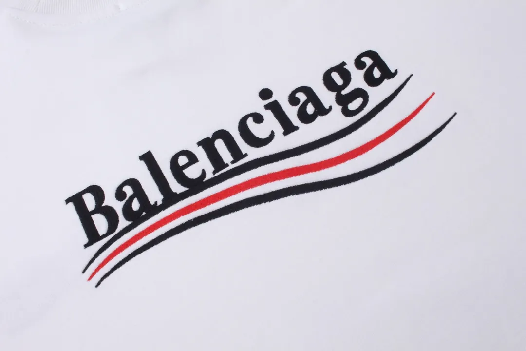 🅿️240 Detailed picture [Top version. Official website quality] BALENCI*GA/Paris #Classic style. Coke embroidered round neck sweatshirt. The fabric is made of Paris ZP custom-woven and dyed cotton sweatshirt. The weight is 450 grams. The cloth surface is clean. The cloth pattern is clear, soft and comfortable. The threads are dyed with no color difference. The classic pattern embroidery uses an imported embroidery machine, and the embroidery thread color is embroidered according to the original color. It is produced according to the pictures in the Jubie market. The letters are clear. The three-dimensional effect is strong. The version adopts the OS loose shoulder version. The same style for men and women. Coding: BL235565 Color: black, white, dark gray, blue, off-white Size: XS S M L