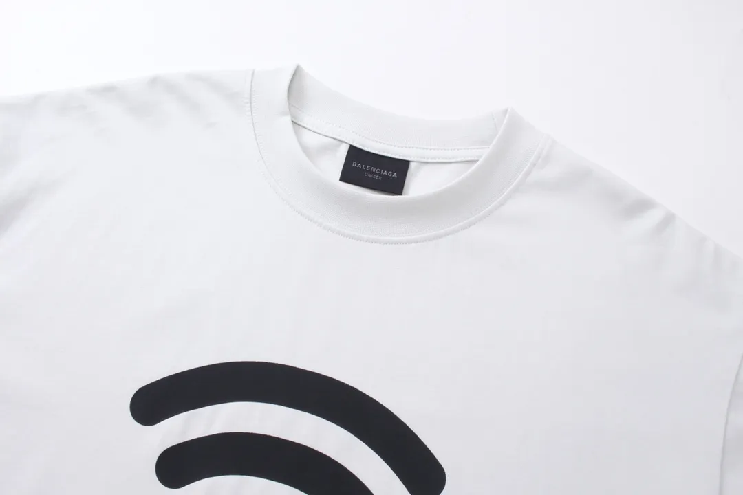 🅿️166 detailed pictures [Top version. Official website quality] BALENCI*GA/Paris. 2024 limited edition. 520 limited WI-FI catwalk style printed short-sleeved T-shirt. Brick cabinet synchronization. Genuine product developed at the first time, happy to print and compare! The fabric is made of Paris ZP custom-woven and dyed cotton double yarn. Weighing 260 grams, the cloth surface is clean. The cloth pattern is clear, soft and comfortable. The threads are dyed with no color difference. The printing uses environmentally friendly imported materials. The letters are clear and the effect is three-dimensional. The version adopts OS loose shoulder design. Same style for men and women. Code: BL223368 Color: black. Off-white Size: XS to L