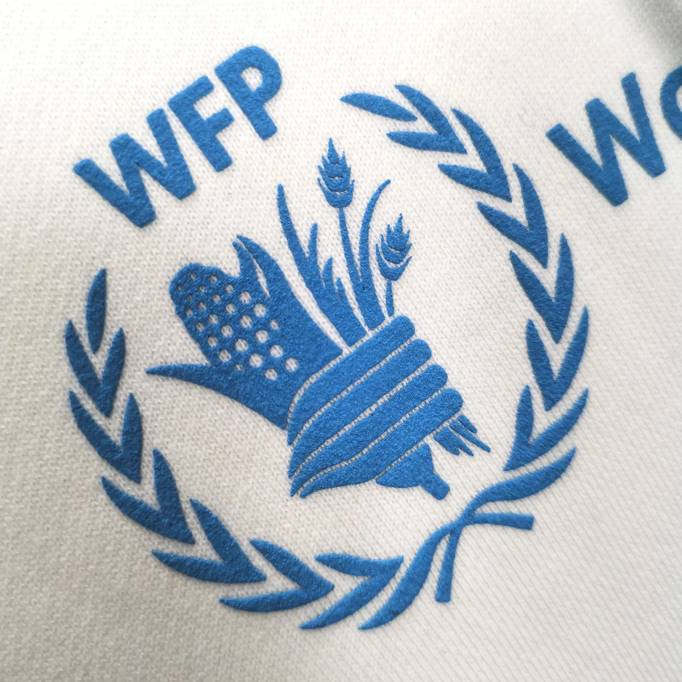 Additional details - top-grade Balenciaga Balenciaga 22SS new WFP World Food Agency male and female couple celebrity autumn and winter pure cotton hooded sweatshirt. The fabric is made of 480g pure cotton terry material. It does not pill and feels very good. It has been printed and dressed up dozens of times to achieve a 1:1 effect. All imported slurries are used. Proportional foaming powder is added to the slurry to foam at high temperatures. The printing convex effect is very good, and the powder does not fall off and does not break. The front and rear panels are washable and environmentally friendly. The entire printing process takes a long time. The hem and cuffs are all customized threads. There is no error in dyeing in the same vat. The workmanship is perfect. The accessories are all customized. This year’s market hot trend has many Internet celebrities. The top is very trendy. The same style for men and women. OverSzie version. Color: Black White Size: XS-L P:450