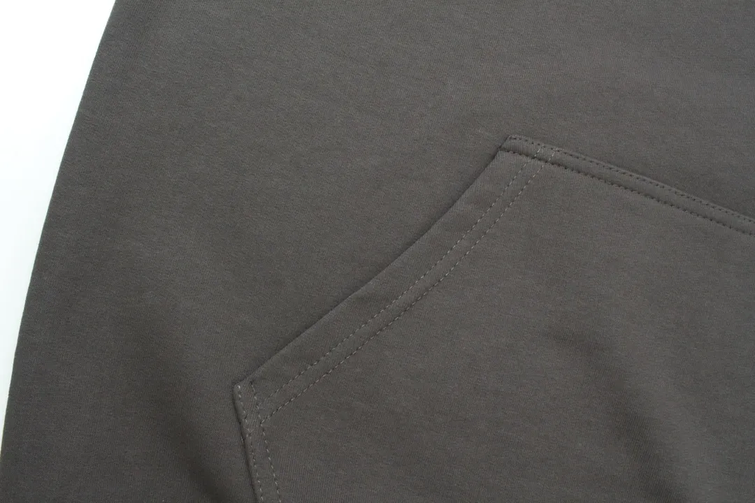 🅿️300 Detailed picture [Top version. Official website quality] BALENCI*GA/Paris#Classic model. Classic letter embroidered long-sleeved hooded sweatshirt on the front and back. 2023 autumn and winter brick cabinet synchronization.                       The fabric is made of Paris ZP custom-woven and dyed cotton double yarn David coat. The weight is 450 grams. The cloth surface is clean. The cloth pattern is clear, soft and comfortable. The threads are dyed with no color difference. The classic letters are embroidered with an imported Tajima embroidery machine. The letters are clear and the effect is three-dimensional, restoring the brick cabinet. The version adopts the OS loose shoulder style. The same style for men and women. Coding: BL238039 Color: black, ash, purple, khaki, off-white Size: XS S M L