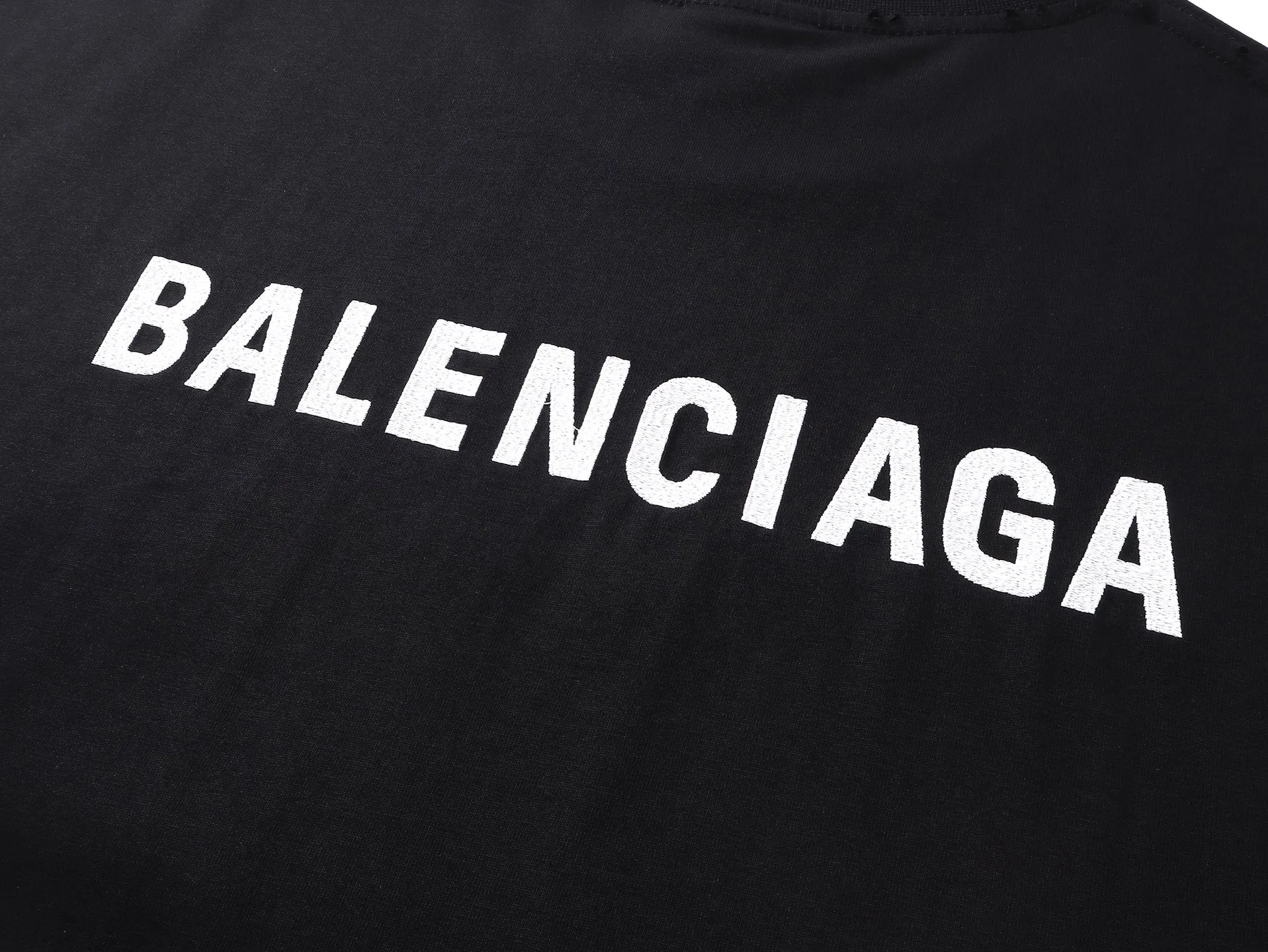 🅿️170 real photos [Top version. Official website quality] BALENCI*GA/25 new model. Distressed sleeveless T-shirt with Paris LOGO embroidery on the front and back #SS25 latest style. Research and development at the first time, different market currencies. Comparisons welcome. The fabric is made of Paris ZP custom-woven and dyed cotton double yarn. Weighing 260 grams, the cloth surface is clean. The cloth pattern is clear, soft and comfortable. The threads are dyed with no color difference. The embroidery is done with embroidery machines imported from Tajima, and the garments are washed and worn to make them look old. Jubie market currency. Welcome to compare. The version adopts OS loose shoulder design. Same style for men and women. Code: BL253695 Color: Beige, black Size: XS S M L