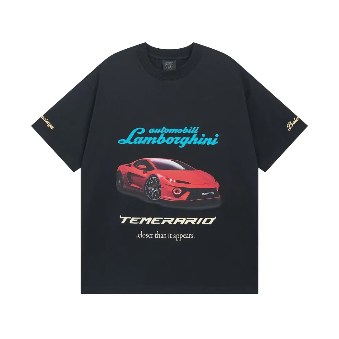 🅿️190 real photos [Top version. Official website quality] BALENCI*GA/Paris co-branded Lamborghini Lamborghini front and back left and right sleeves direct-injection printed short-sleeved T-shirt # SS25 latest model. Research and development at the first time, different market currencies. Comparisons welcome. The fabric is made of Paris ZP custom-woven and dyed cotton double yarn. Weighing 260 grams, the cloth surface is clean. The cloth pattern is clear, soft and comfortable. The threads are dyed with no color difference. Printing adopts computer direct printing. The pattern letters are clear, three-dimensional and without burrs. Jubie market produces pictures based on pictures. Welcome to compare. The version adopts OS loose shoulder design. Same style for men and women. Code: BL253630 Color: white gray, black, apricot Size: XS S M L
